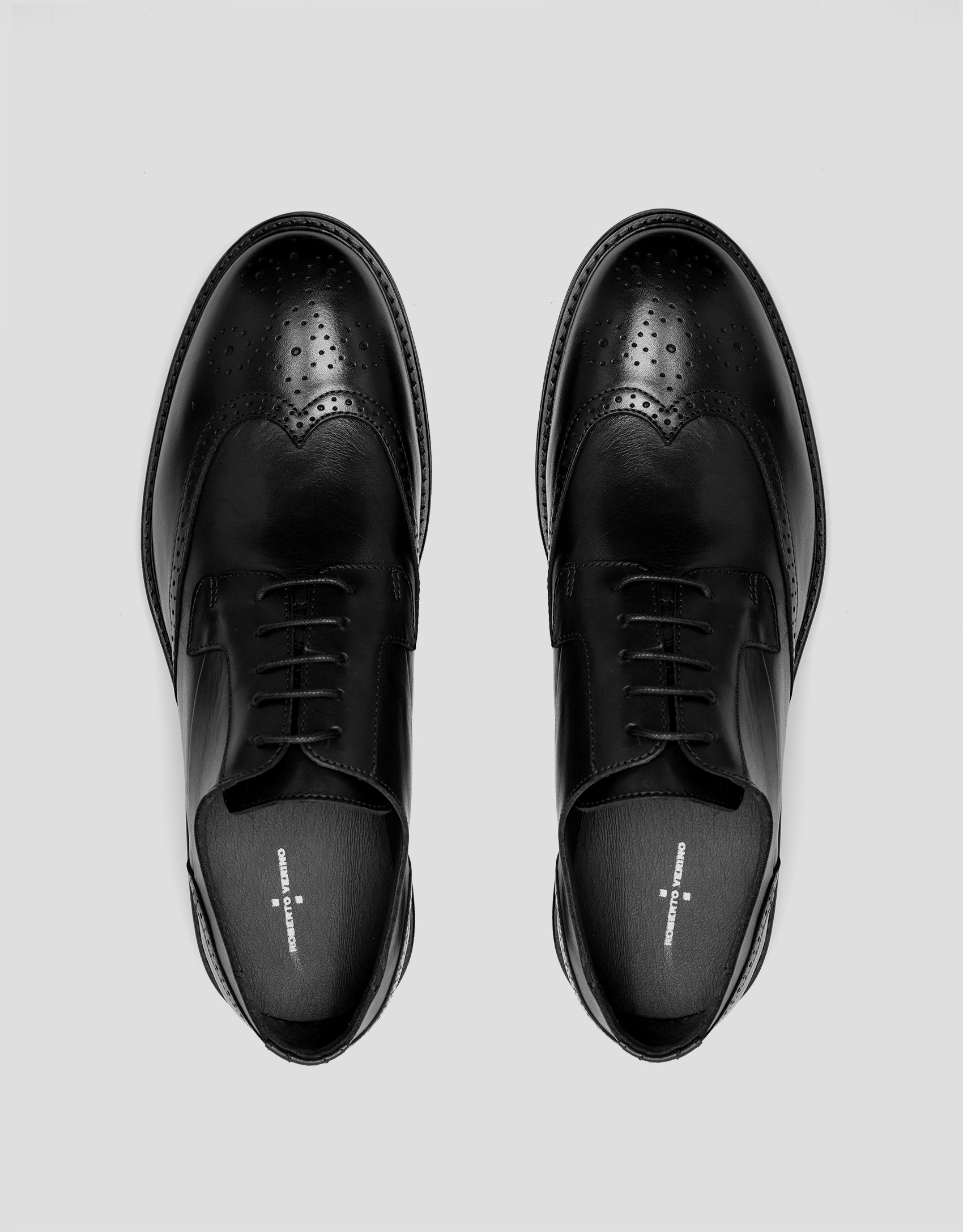 Zapato en piel negro estilo blucher picados | Roberto Verino