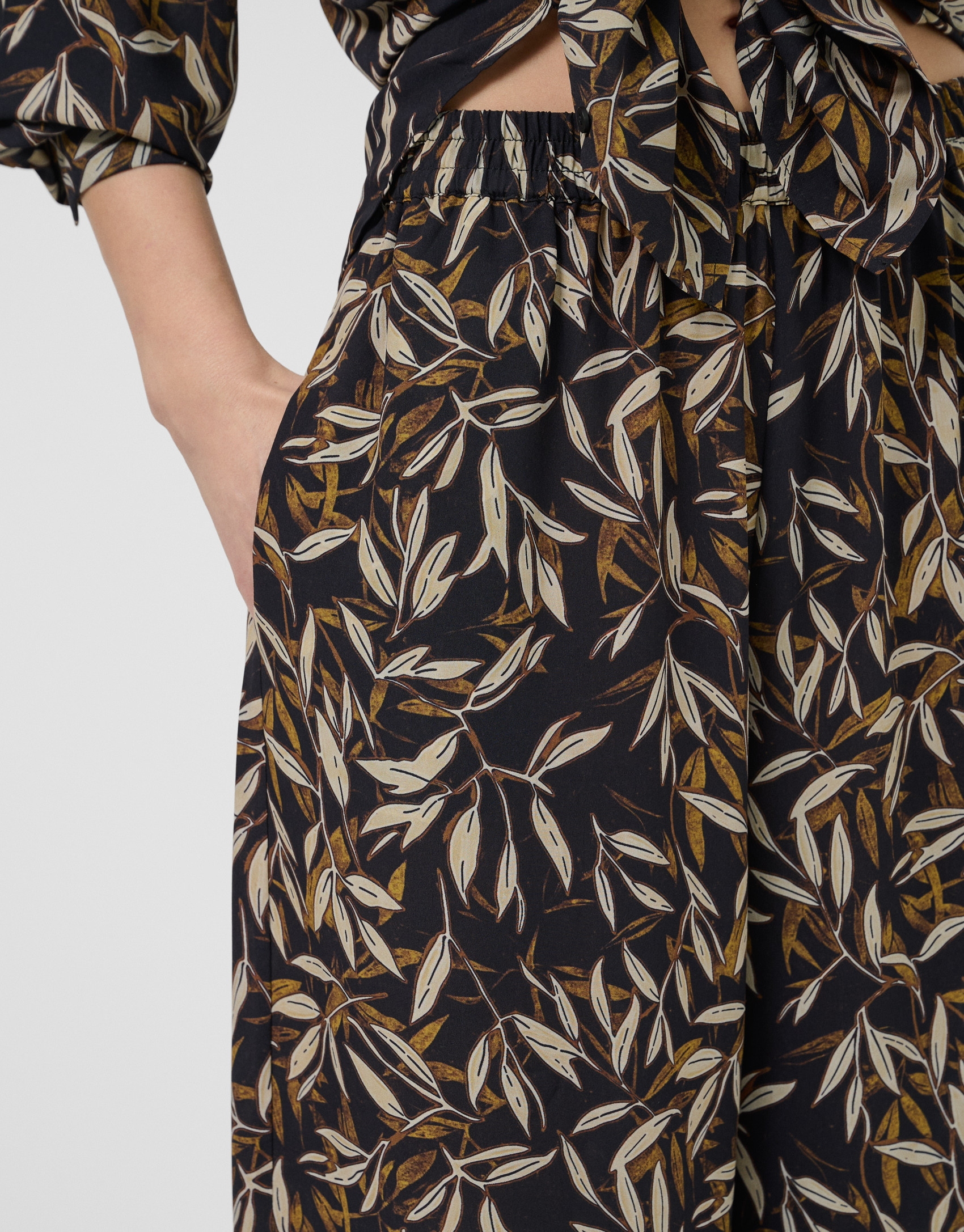 Pantalón palazzo crepé estampado hojas ... | Roberto Verino