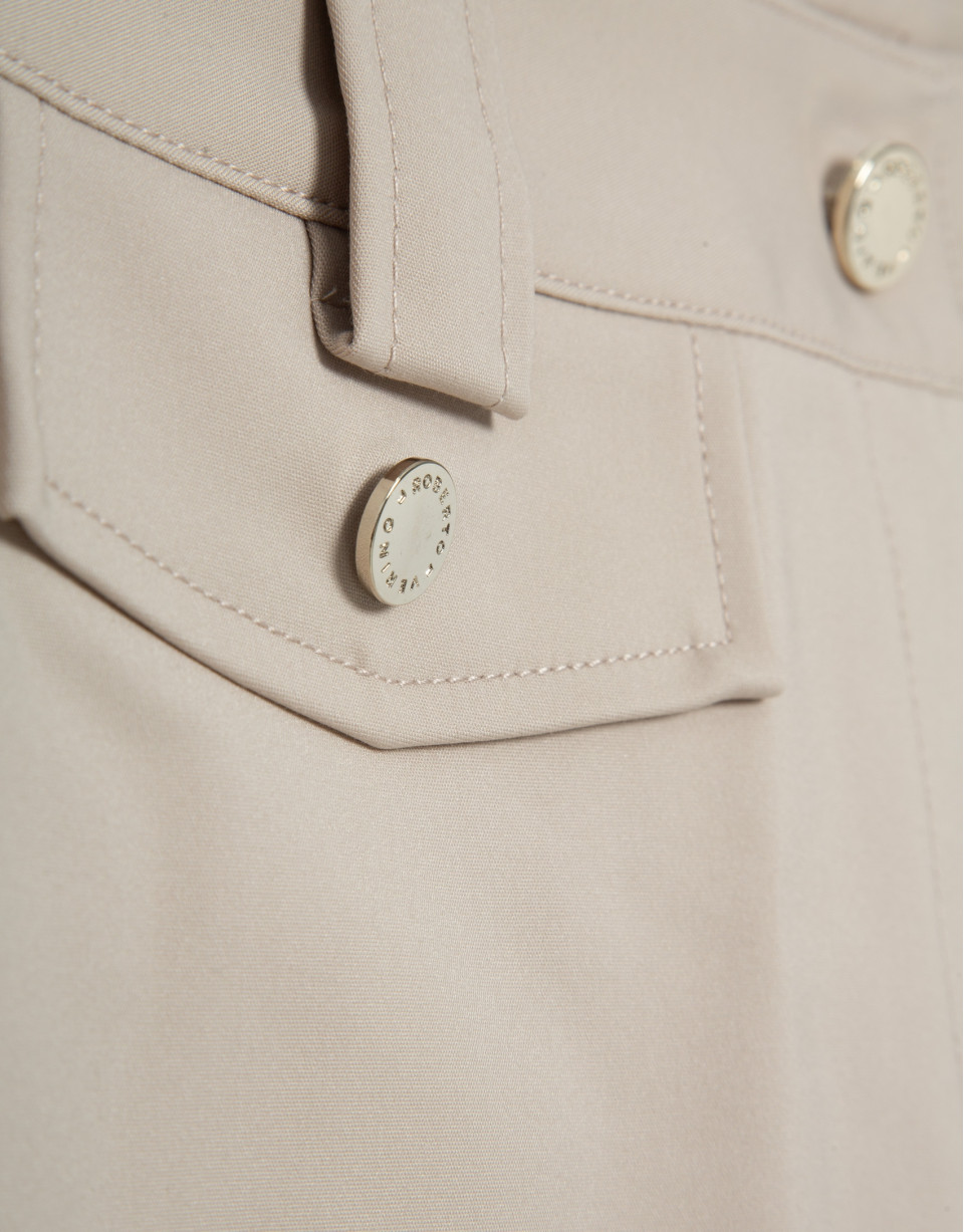 Pantalón con tapetas en tejido técnico beige | Roberto Verino