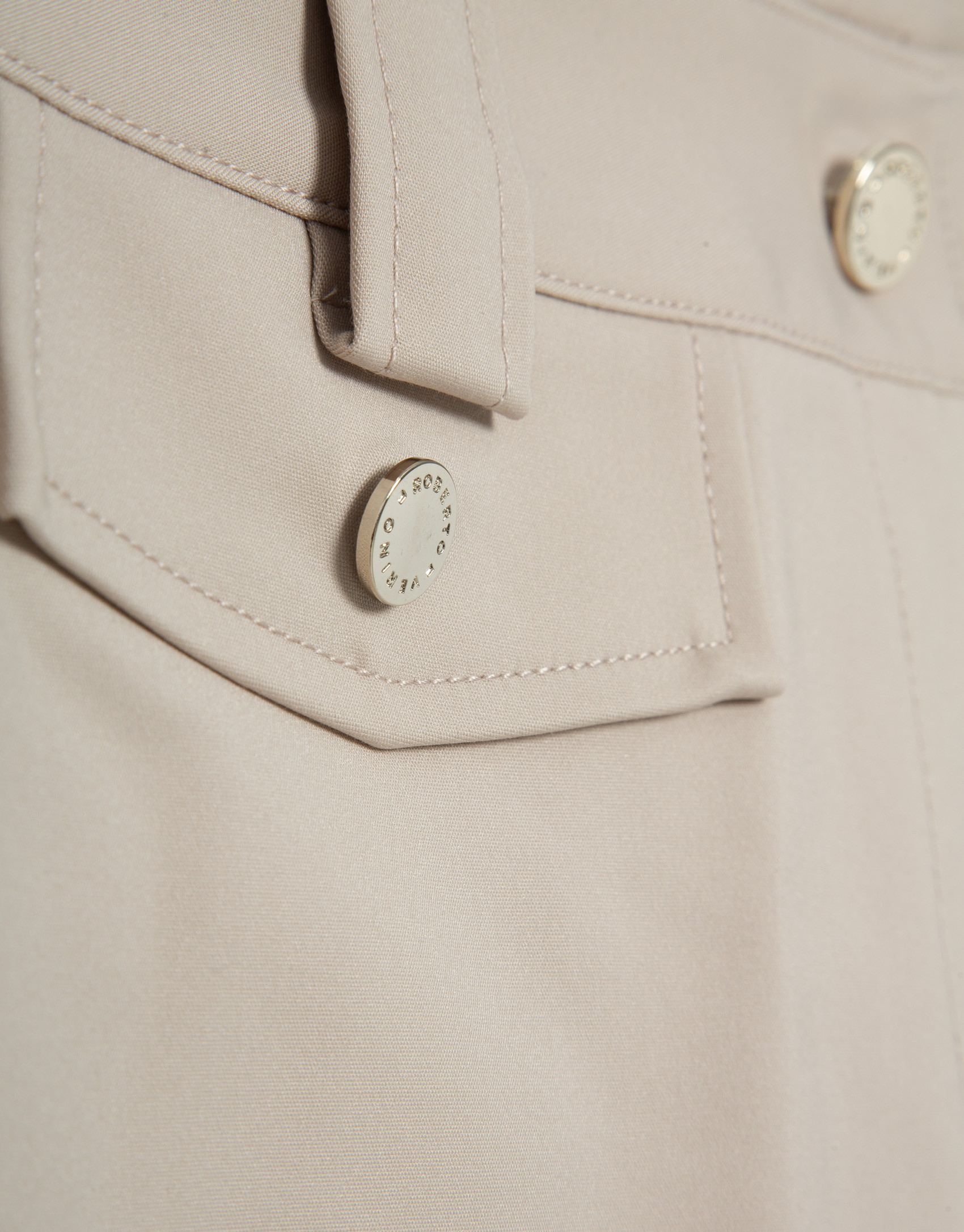 Pantalón con tapetas en tejido técnico beige | Roberto Verino