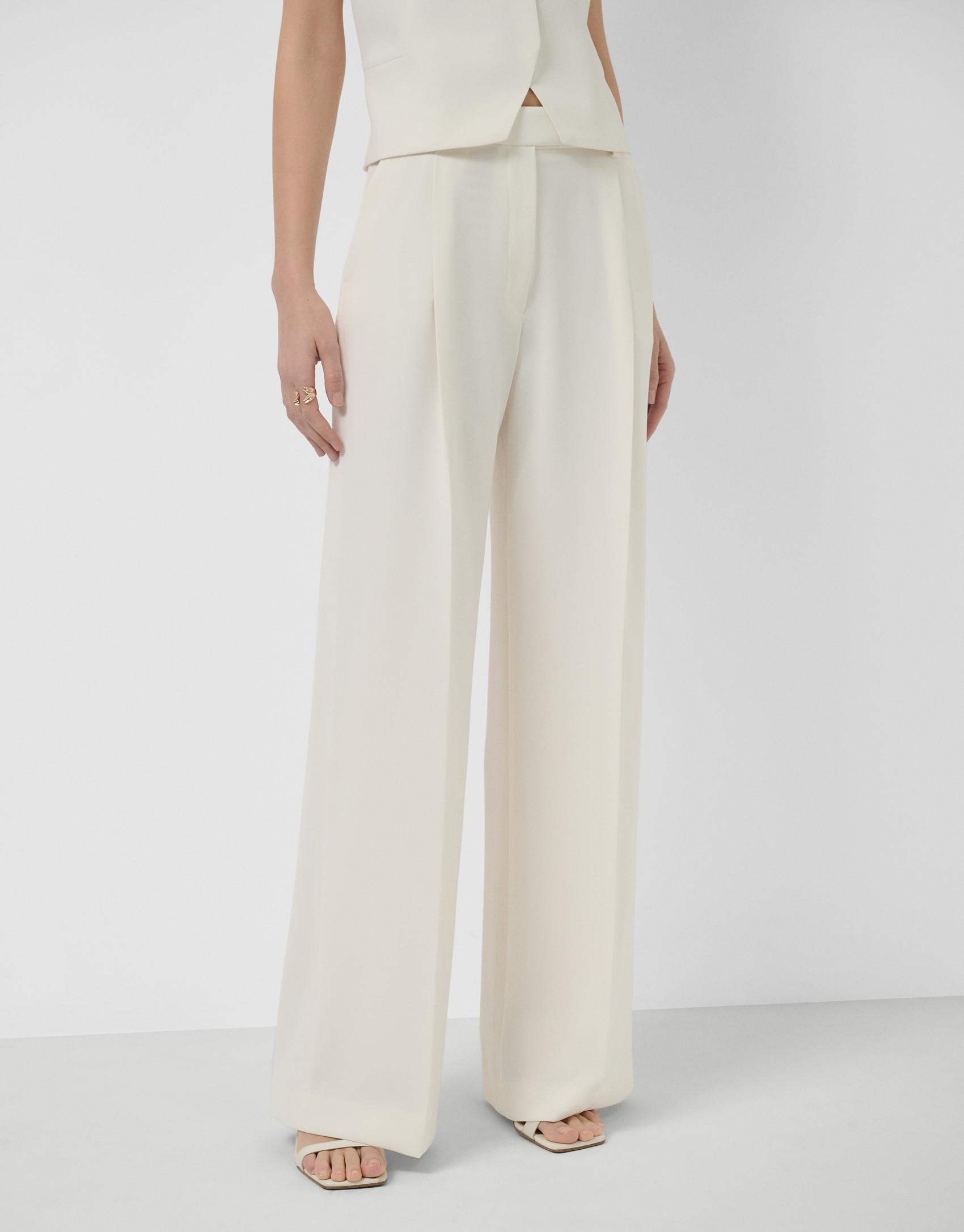 Pantalón recto con pinzas crepé crudo - Mujer | Roberto Verino