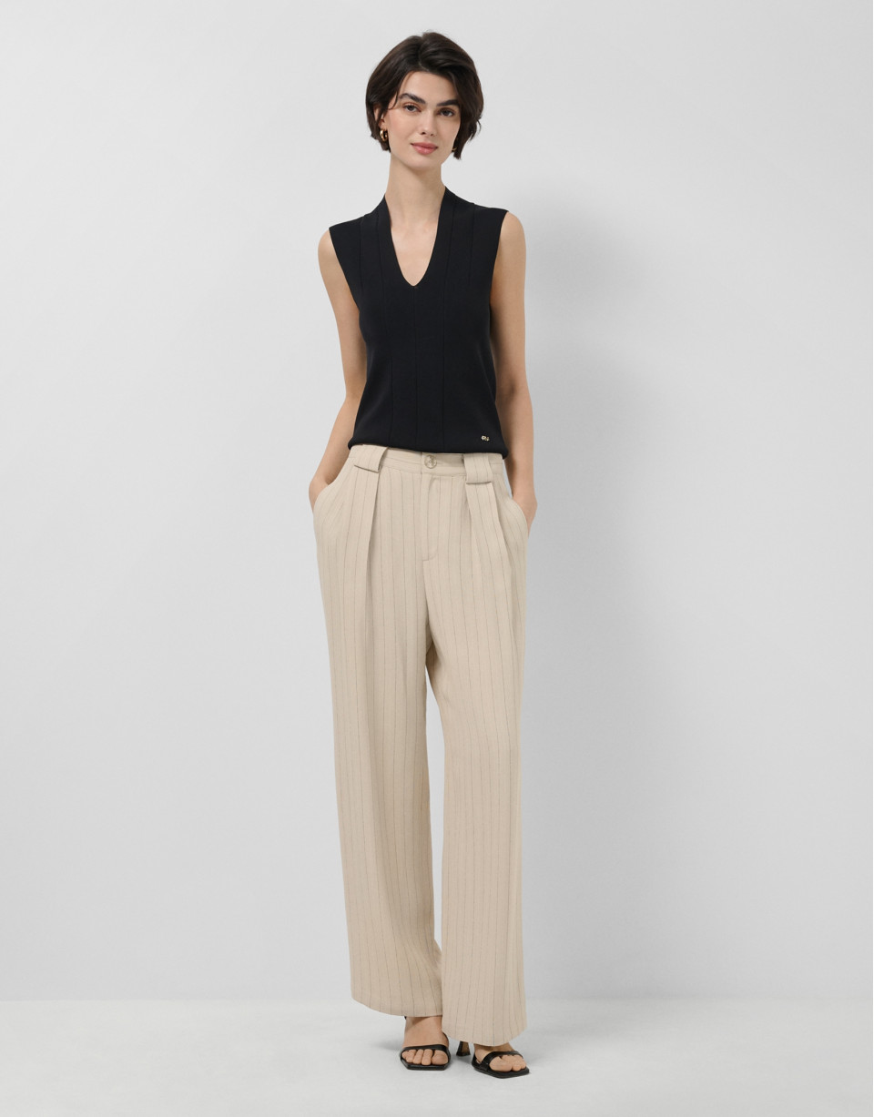Beige pleated trousers with black pinstripes | Roberto Verino