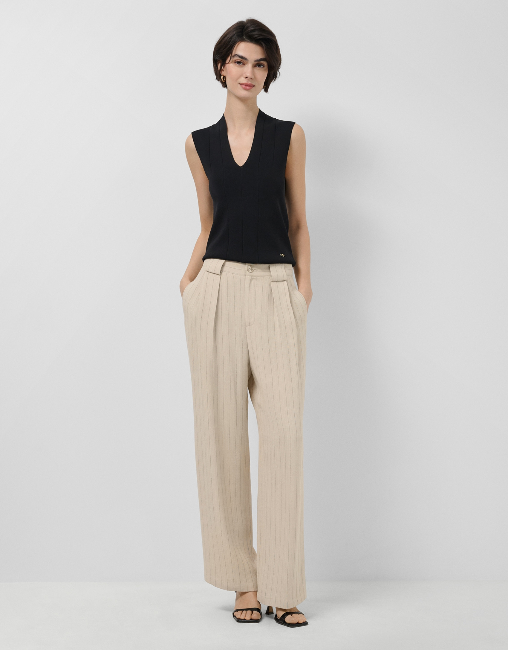 Pantalón con pliegues beige con raya ... | Roberto Verino