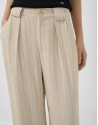 Pantalón con pliegues beige con raya ... | Roberto Verino