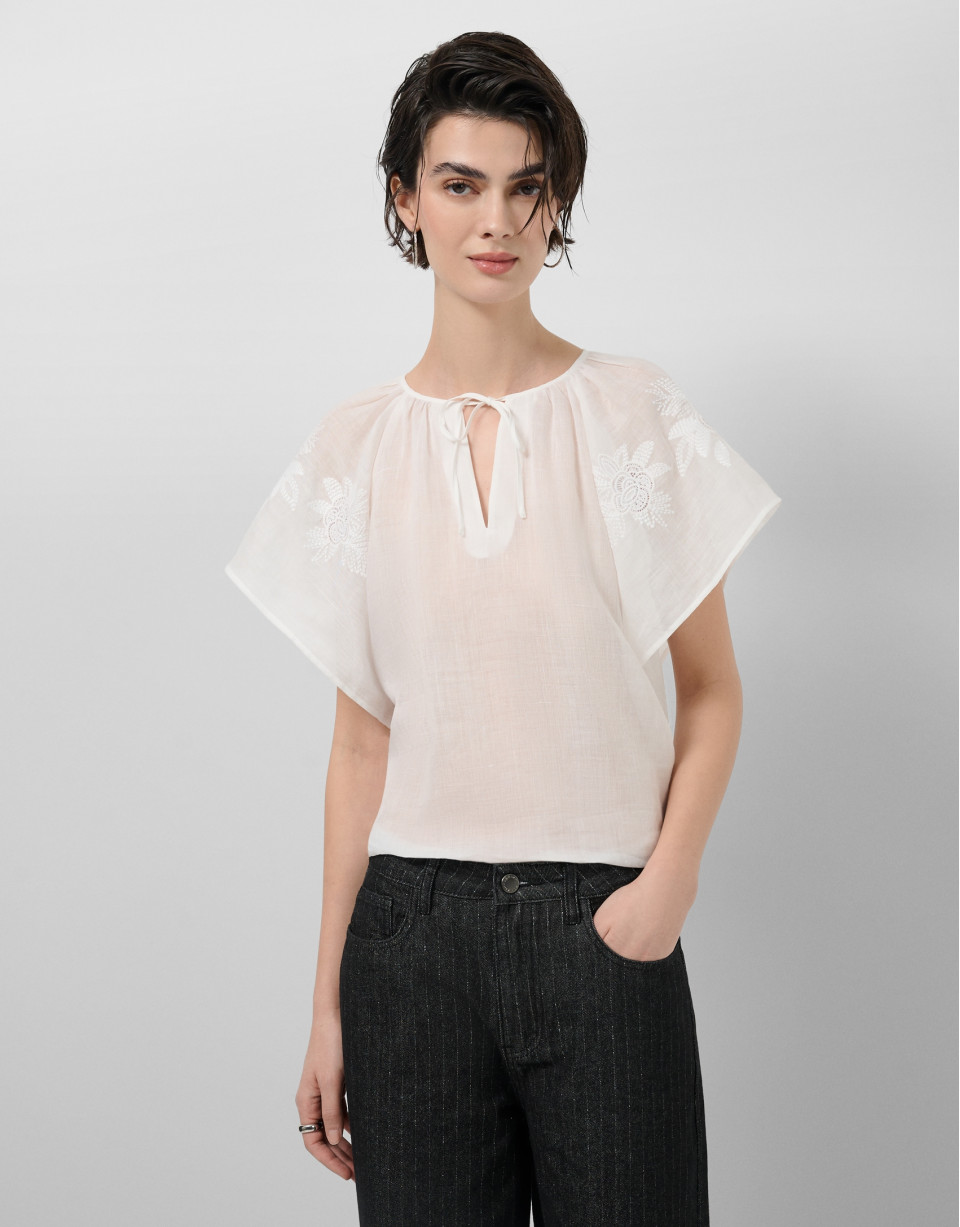 White ramie blouse with floral embroidery | Roberto Verino
