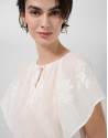 Blusa ramio blanco con bordado floral - Mujer | Roberto Verino