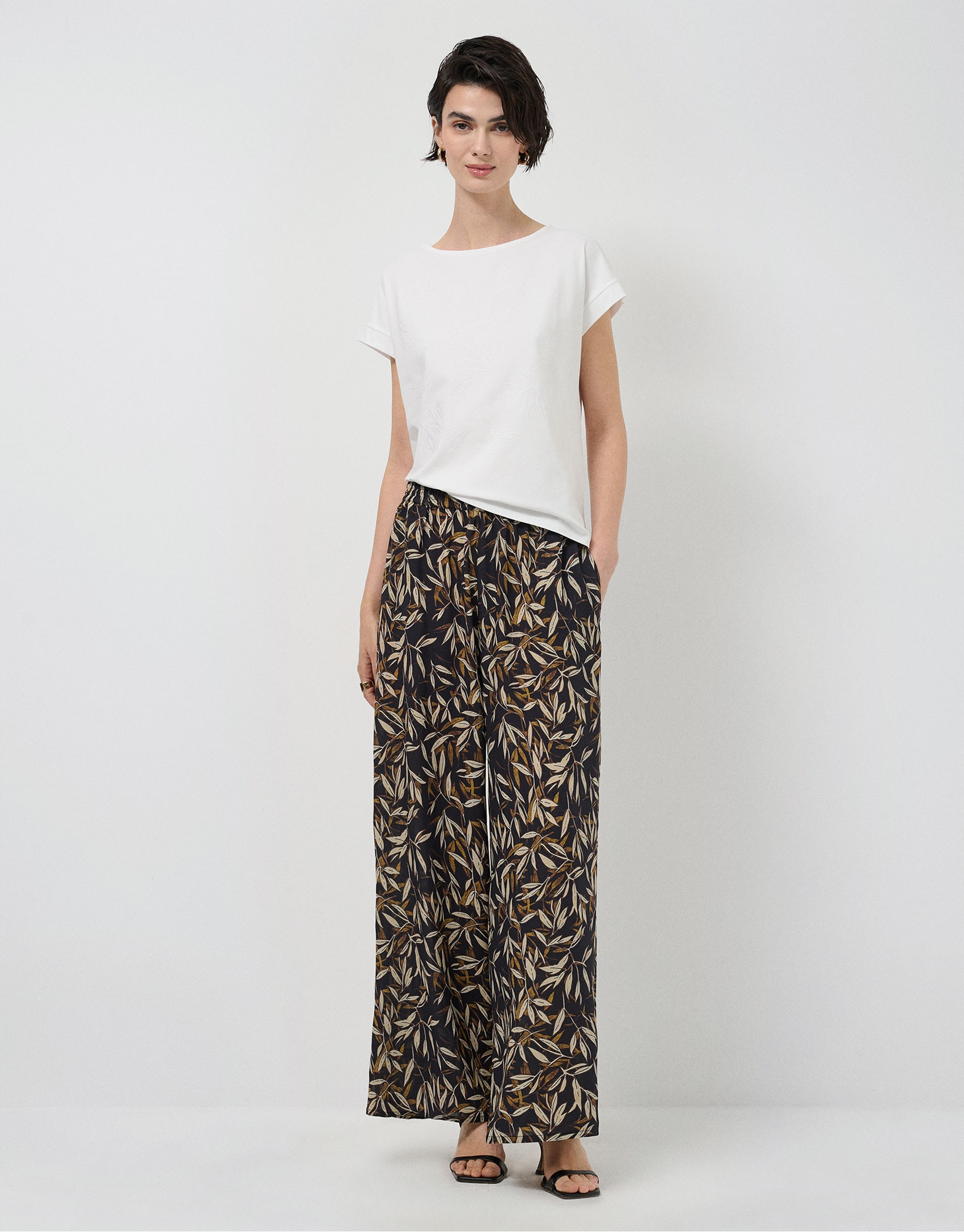 Oversized white sleeveless T-shirt with ... | Roberto Verino