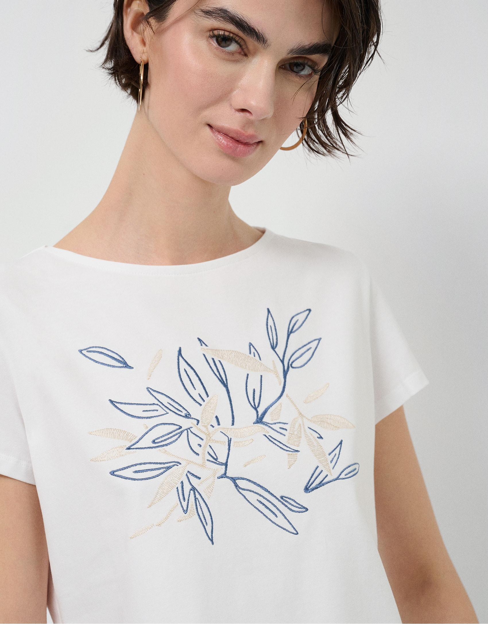 White short-sleeved T-shirt with floral ... | Roberto Verino