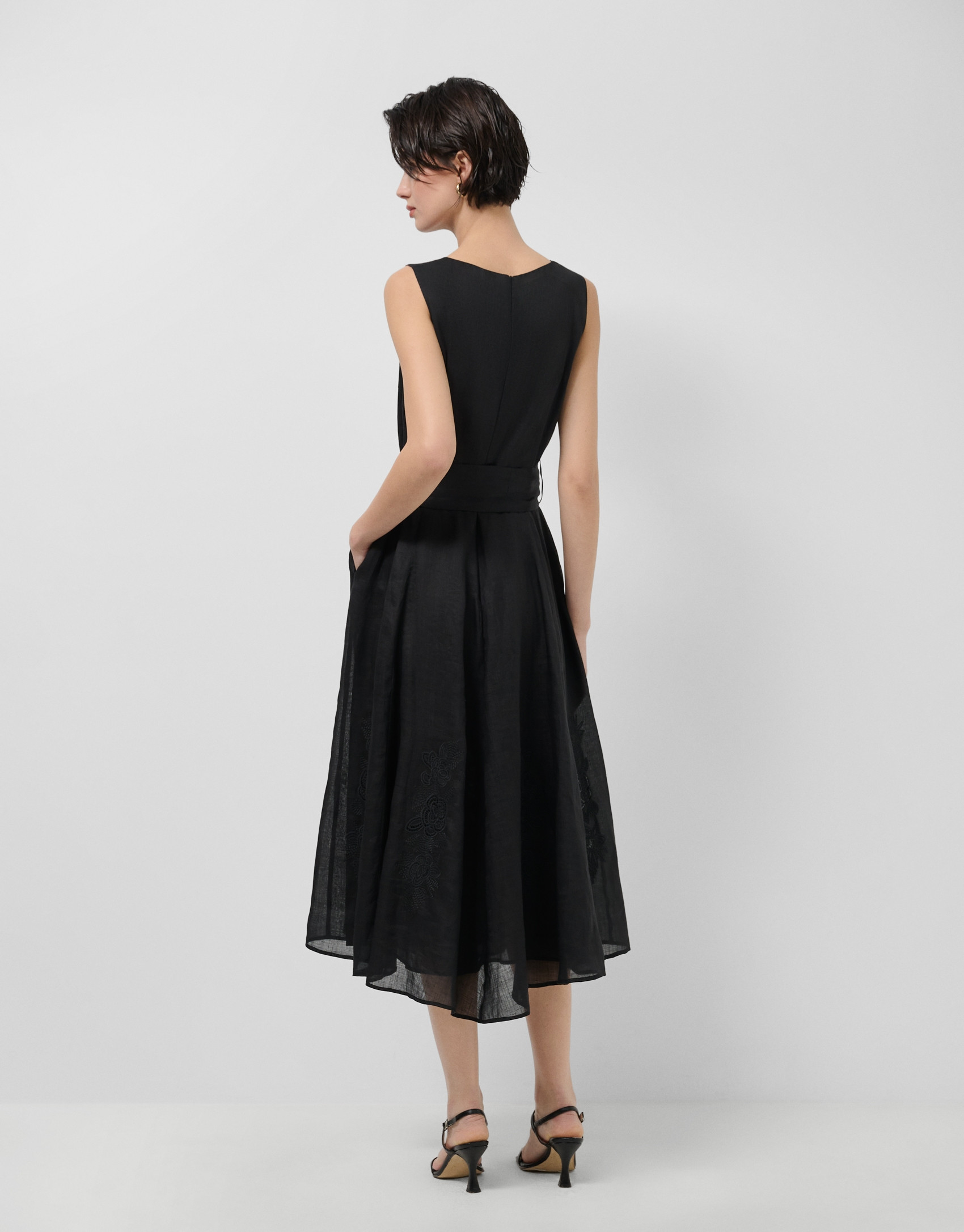 Vestido ramio negro con bordado floral a tono | Roberto Verino