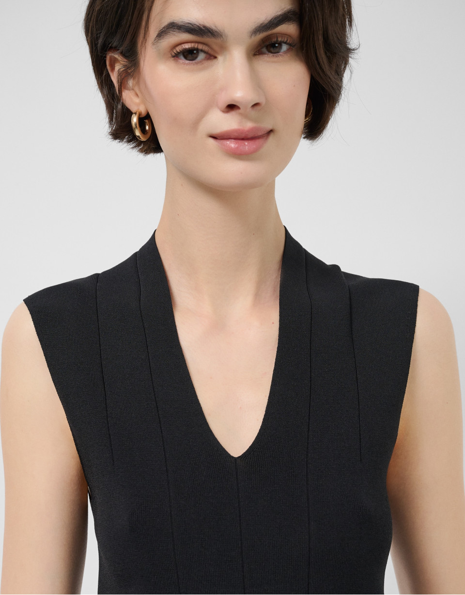 Black V-neck top in plain knit - Woman - SS2026 | Roberto Verino