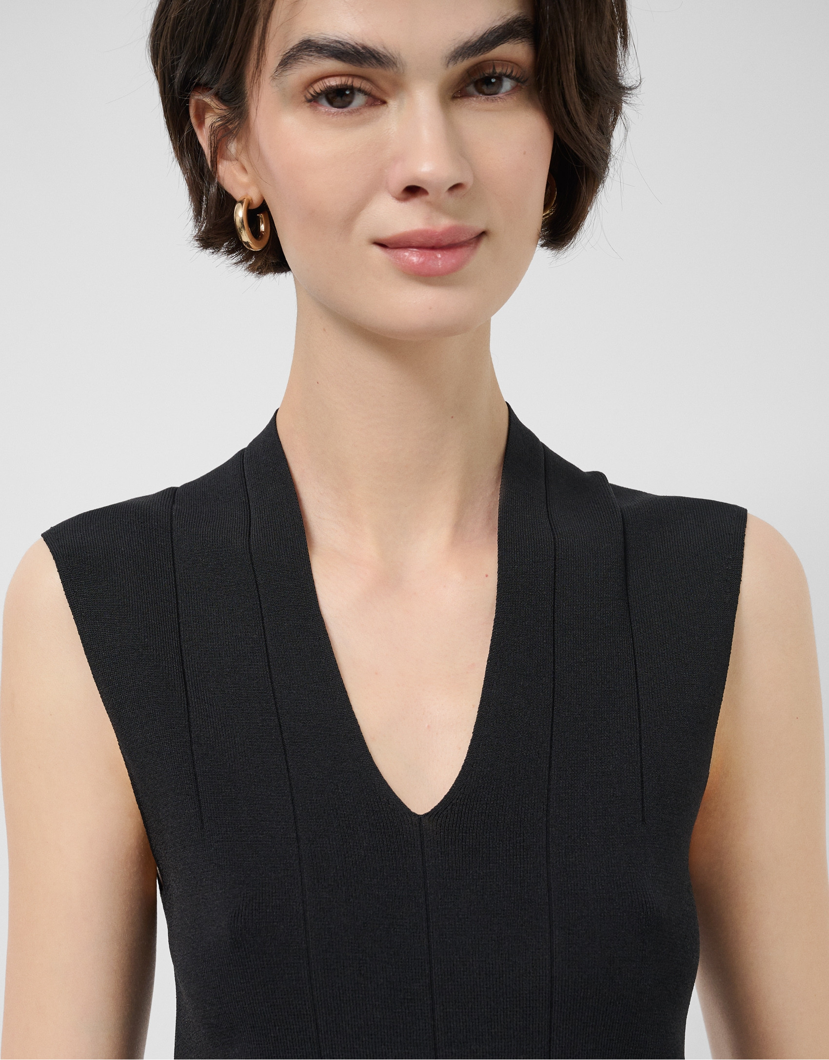 Black V-neck top in plain knit - Woman - SS2026 | Roberto Verino