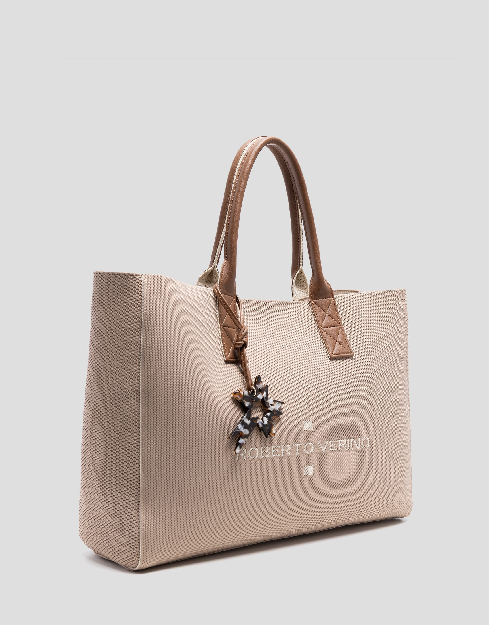 Zendaya Shopping XL beige knit shoulder bag | Roberto Verino