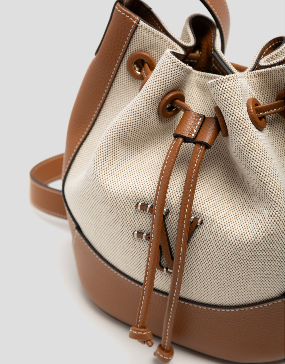 Iera Bucket shoulder bag in canvas and camel ... | Roberto Verino