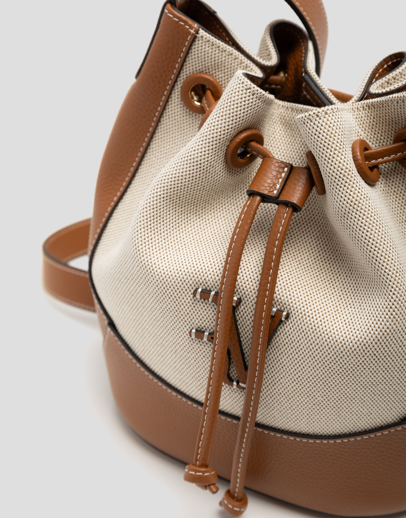 Bolso de hombro Iera Bucket lona y piel cámel | Roberto Verino