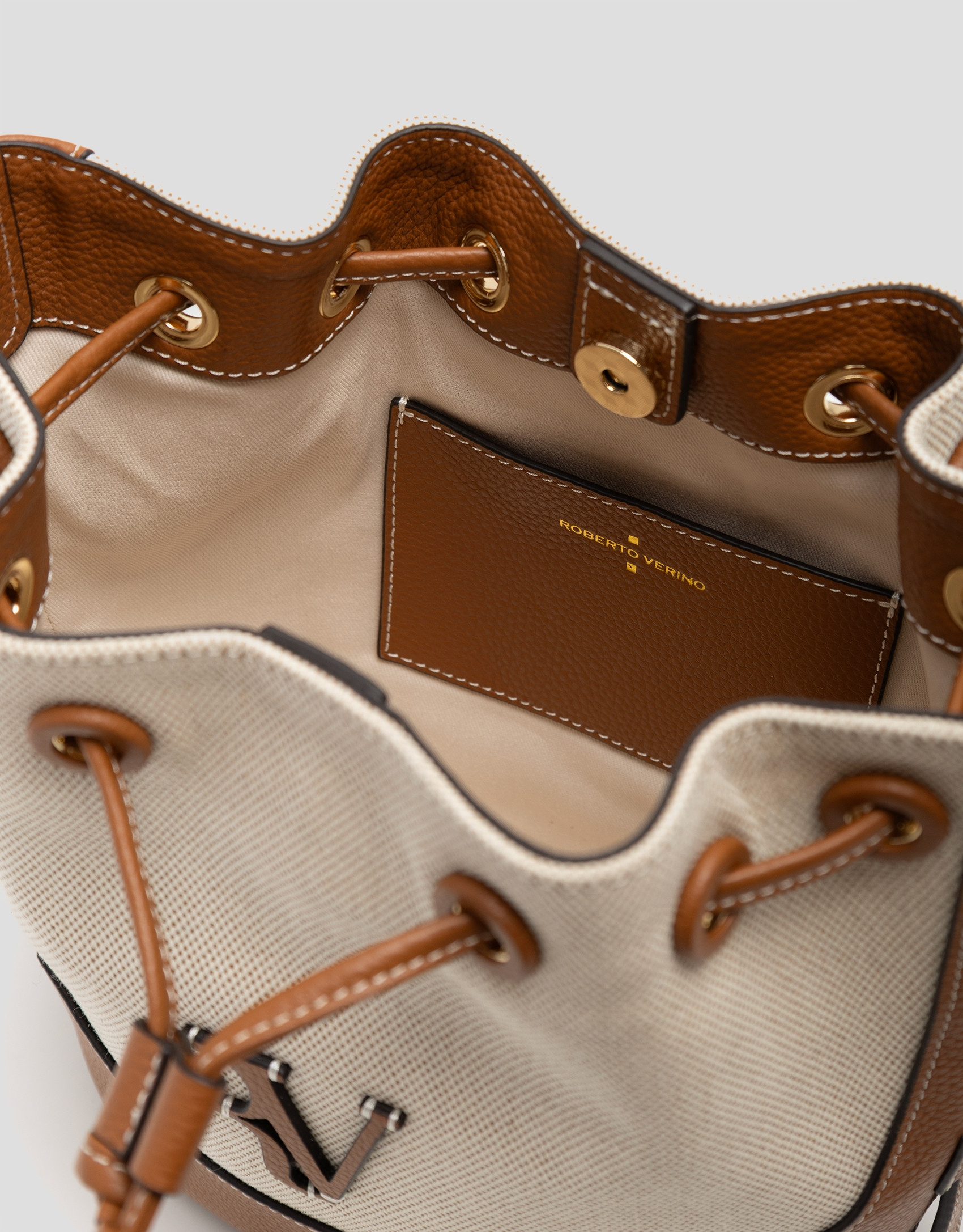 Bolso de hombro Iera Bucket lona y piel cámel | Roberto Verino