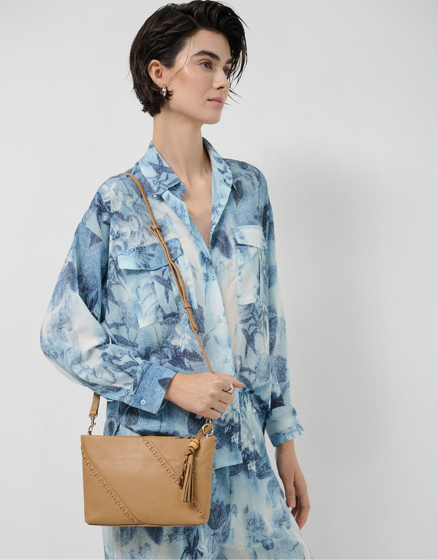 Bolso bandolera Clara Messenger piel cámel | Roberto Verino