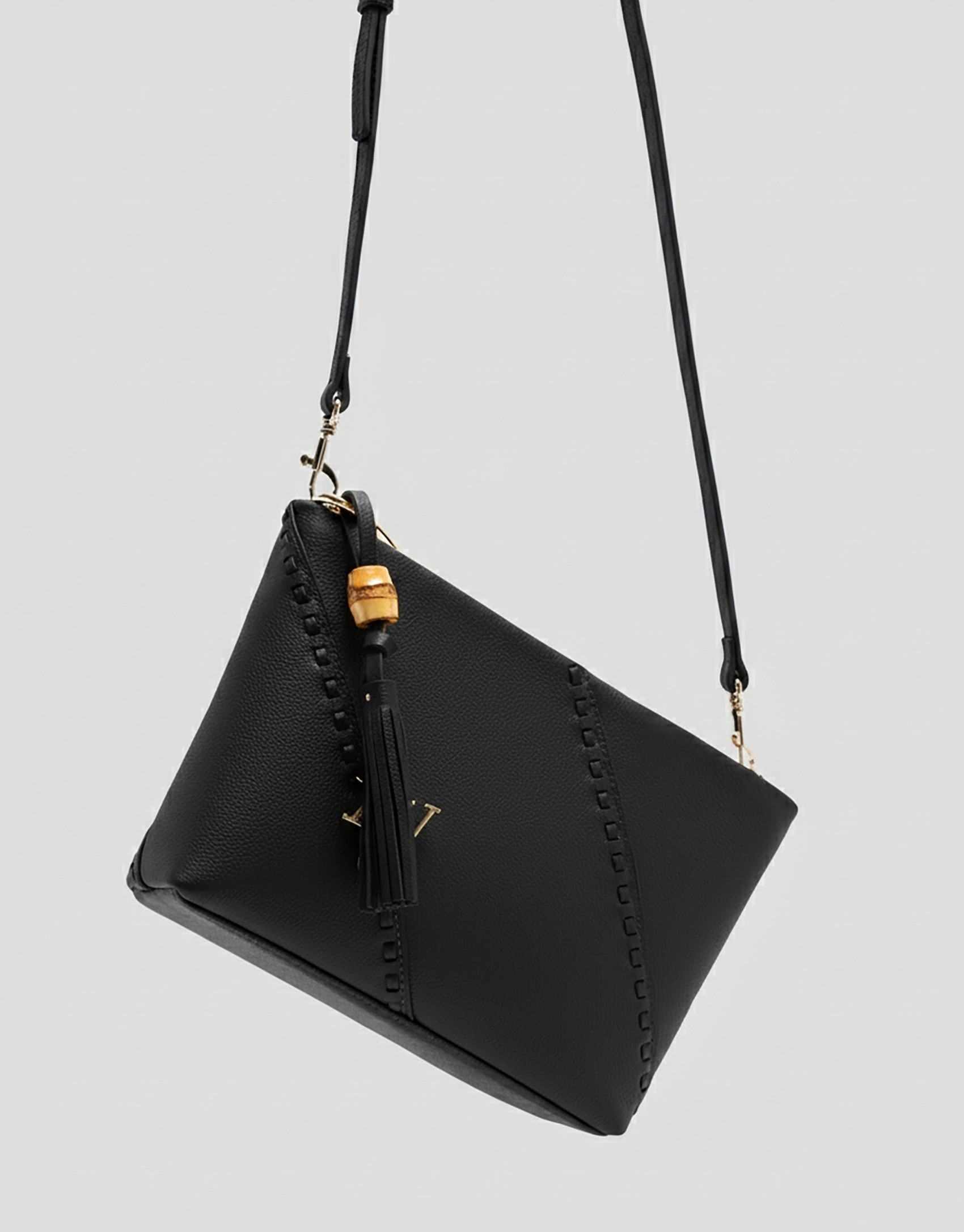 Clara Messenger black leather shoulder bag | Roberto Verino