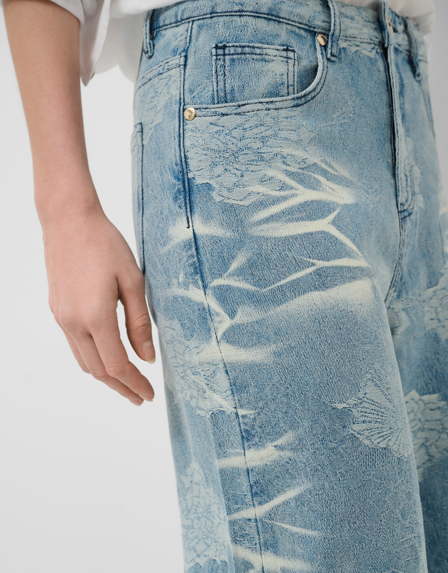 Blue wide-leg jeans with jacquard and faded ... | Roberto Verino