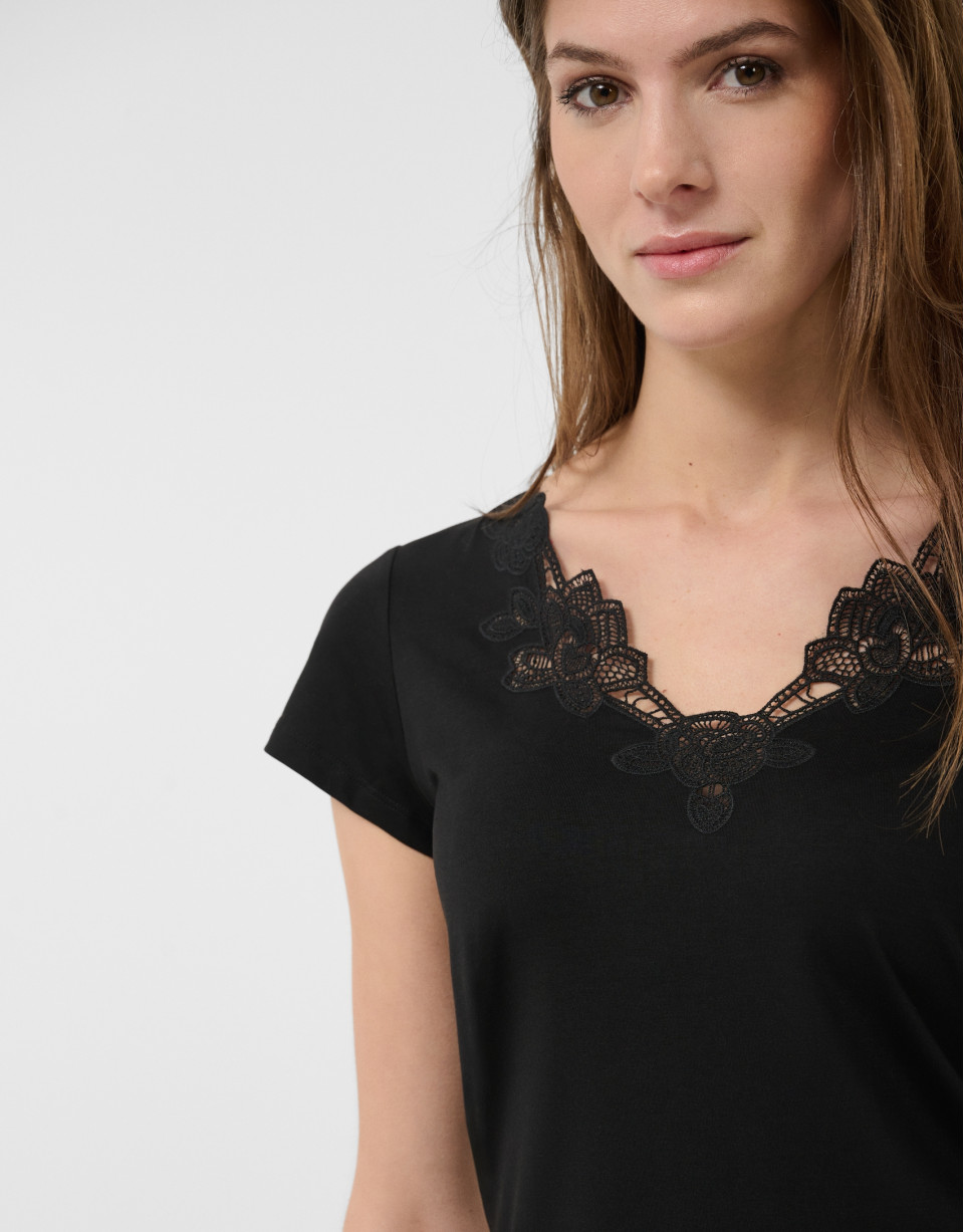Black short-sleeved T-shirt with embroidered ... | Roberto Verino