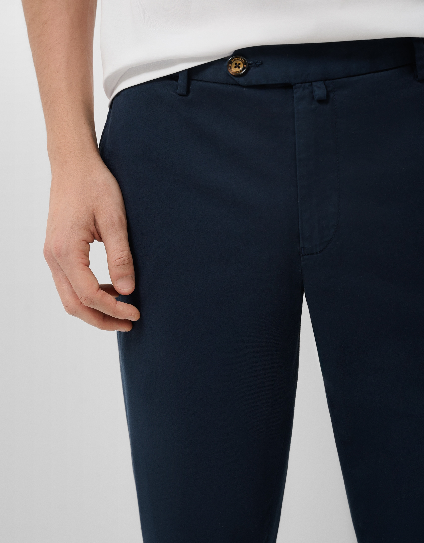 Pantalón chino tintado marino - Hombre | Roberto Verino