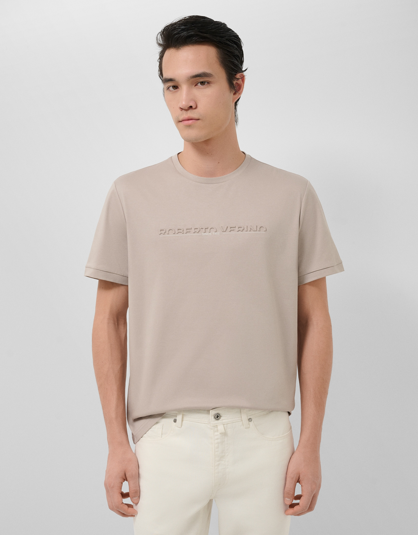 Camiseta manga corta visón con logo pecho | Roberto Verino