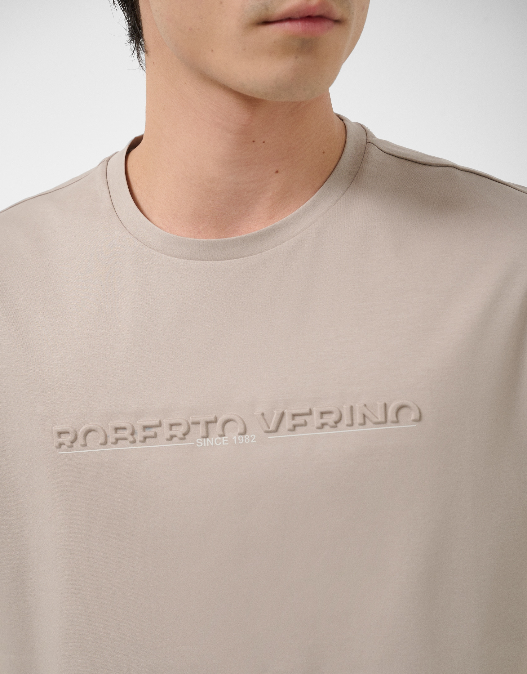 Camiseta manga corta visón con logo pecho | Roberto Verino
