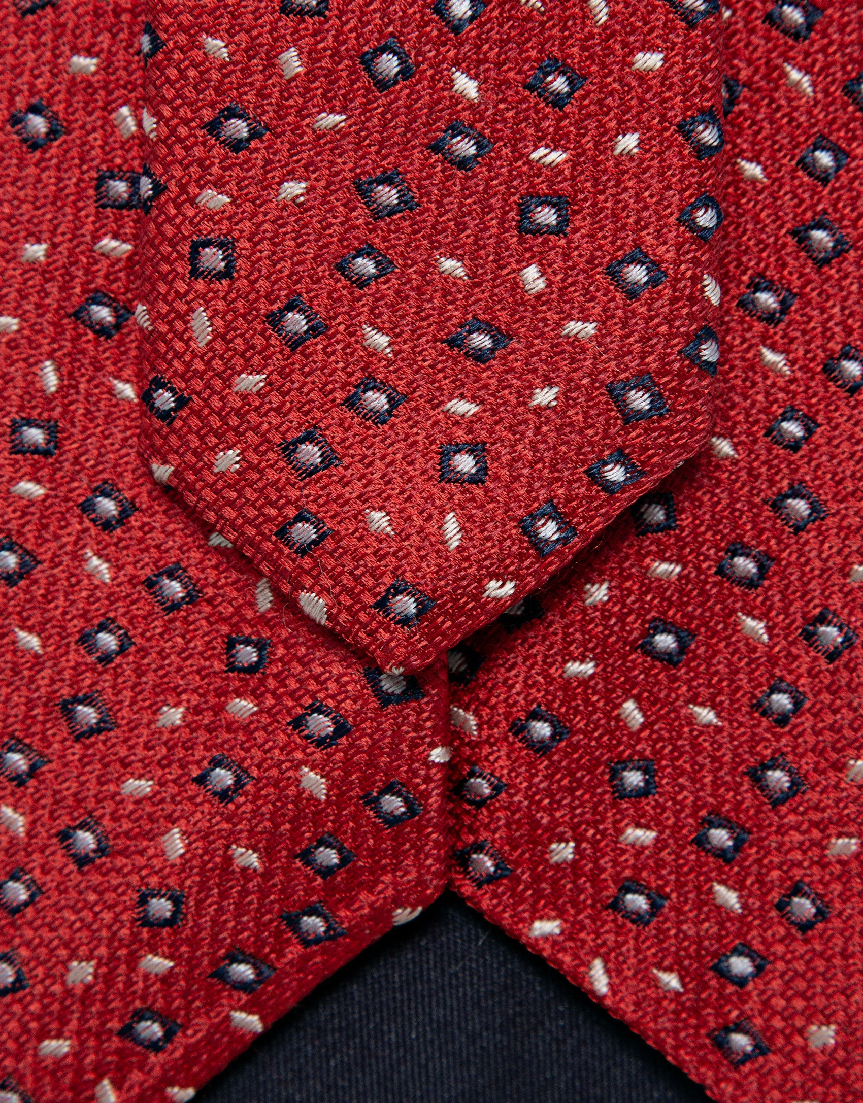 Corbera seda roja con jacquard geométrico ... | Roberto Verino