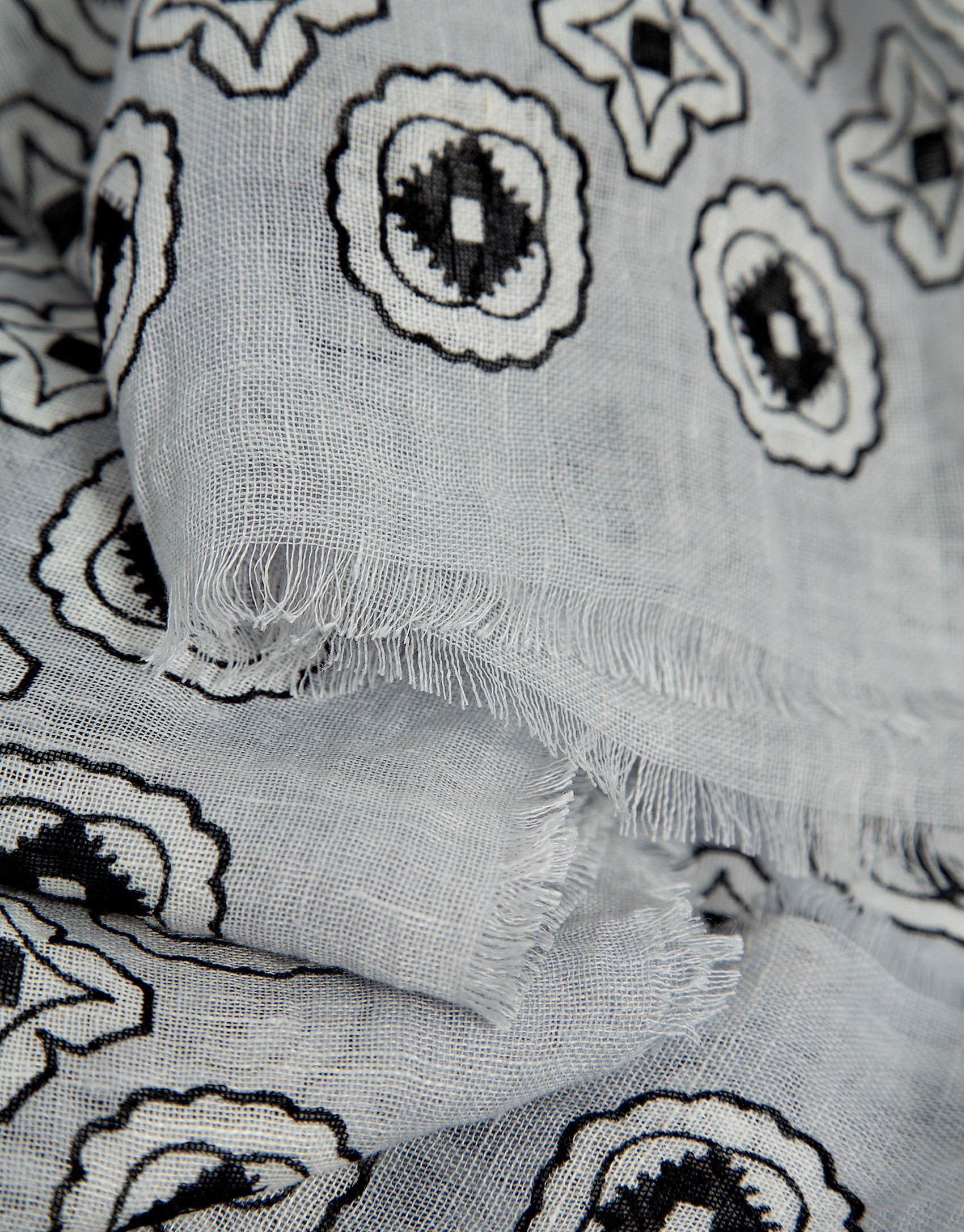 Grey scarf with blue and white geometric print | Roberto Verino