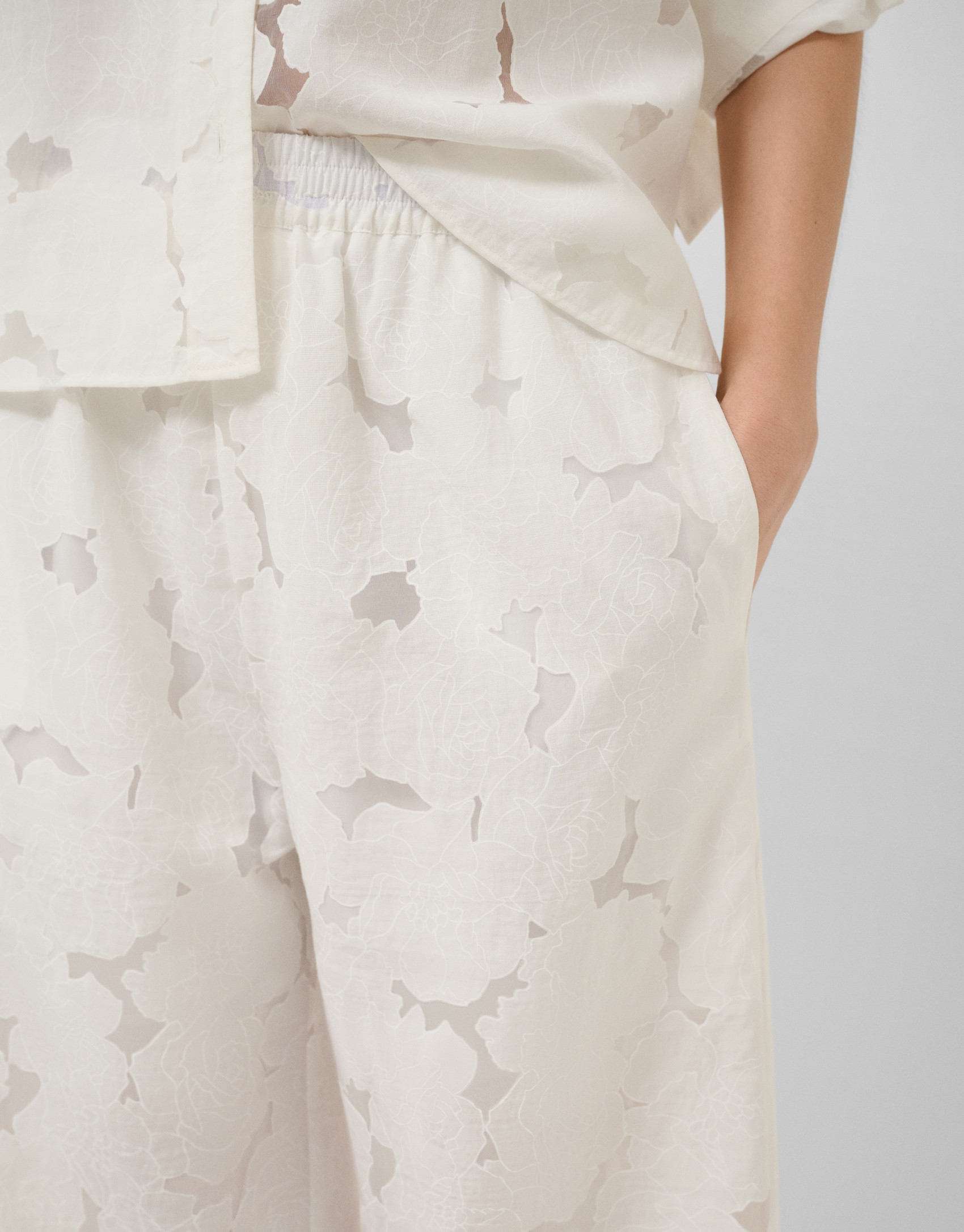 White devoré palazzo trousers with floral print | Roberto Verino
