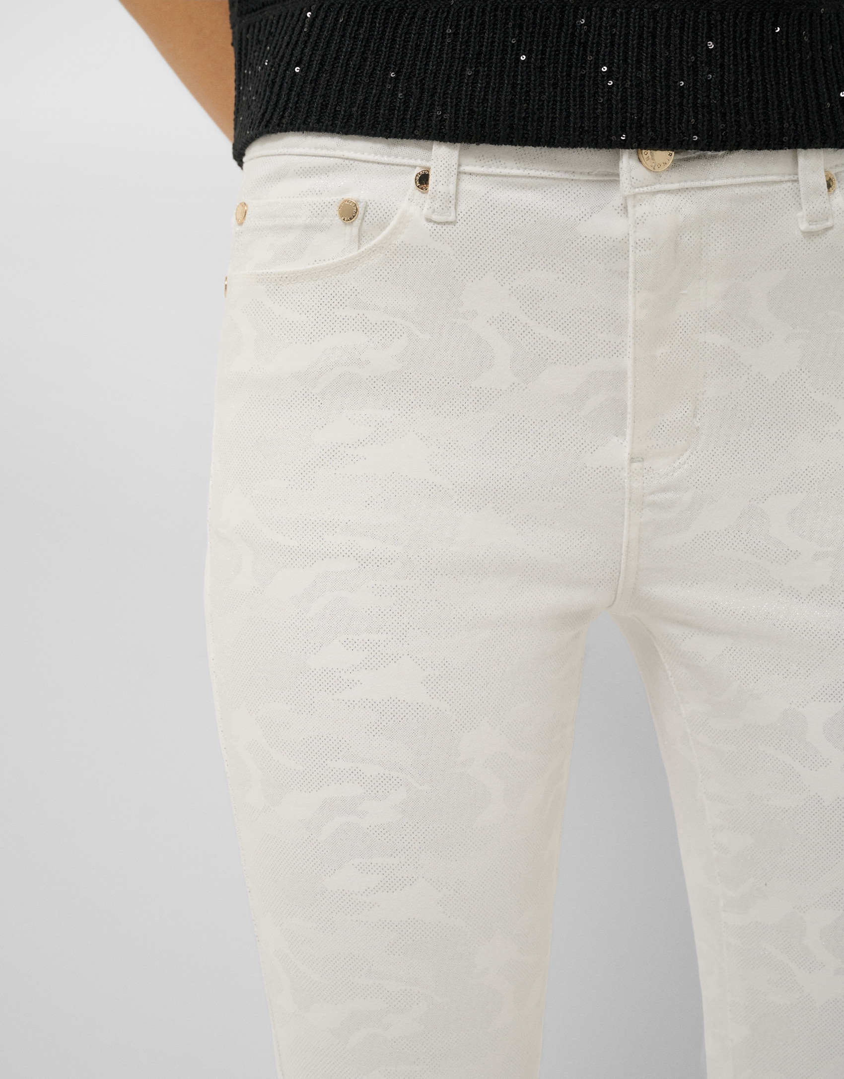 White five-pocket trousers with silver ... | Roberto Verino