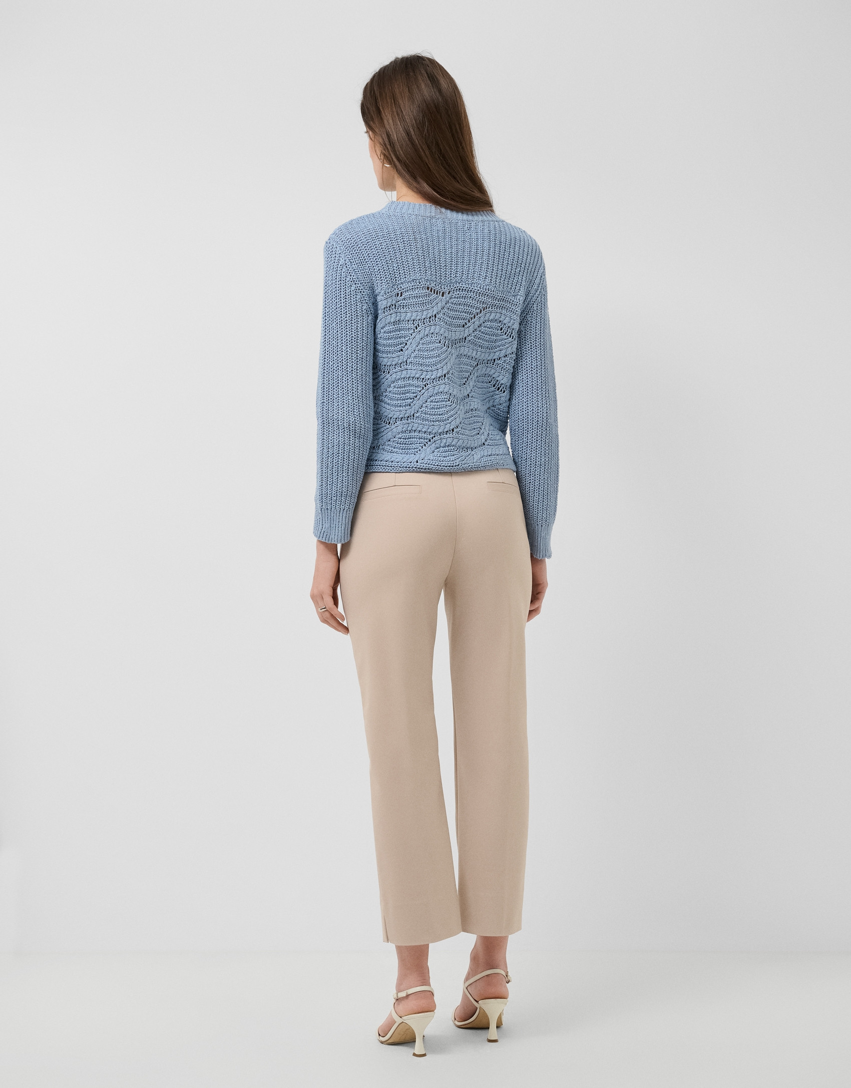 Pantalón con tapetas en tejido técnico beige | Roberto Verino