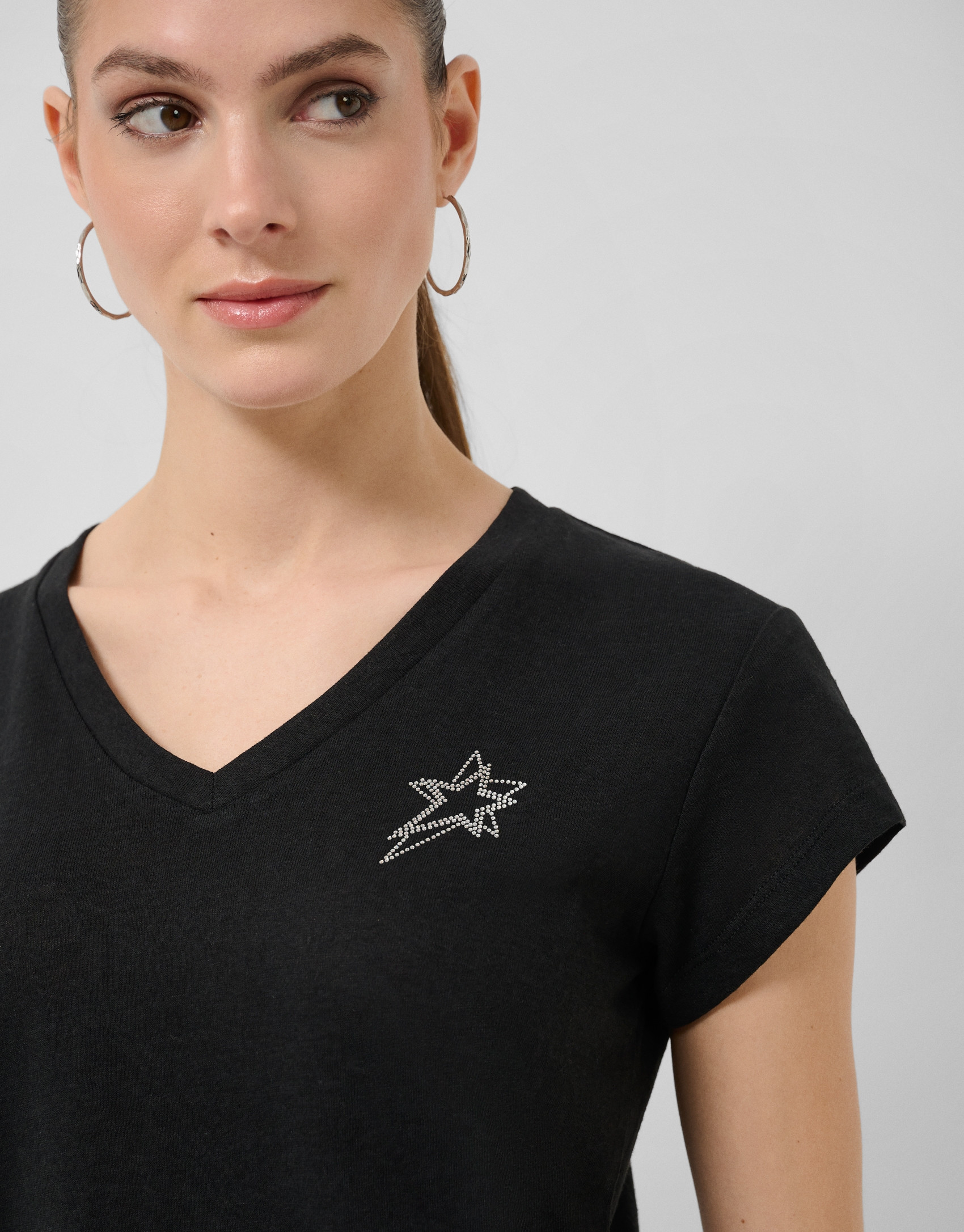 Lightweight cotton V-neck T-shirt in black | Roberto Verino