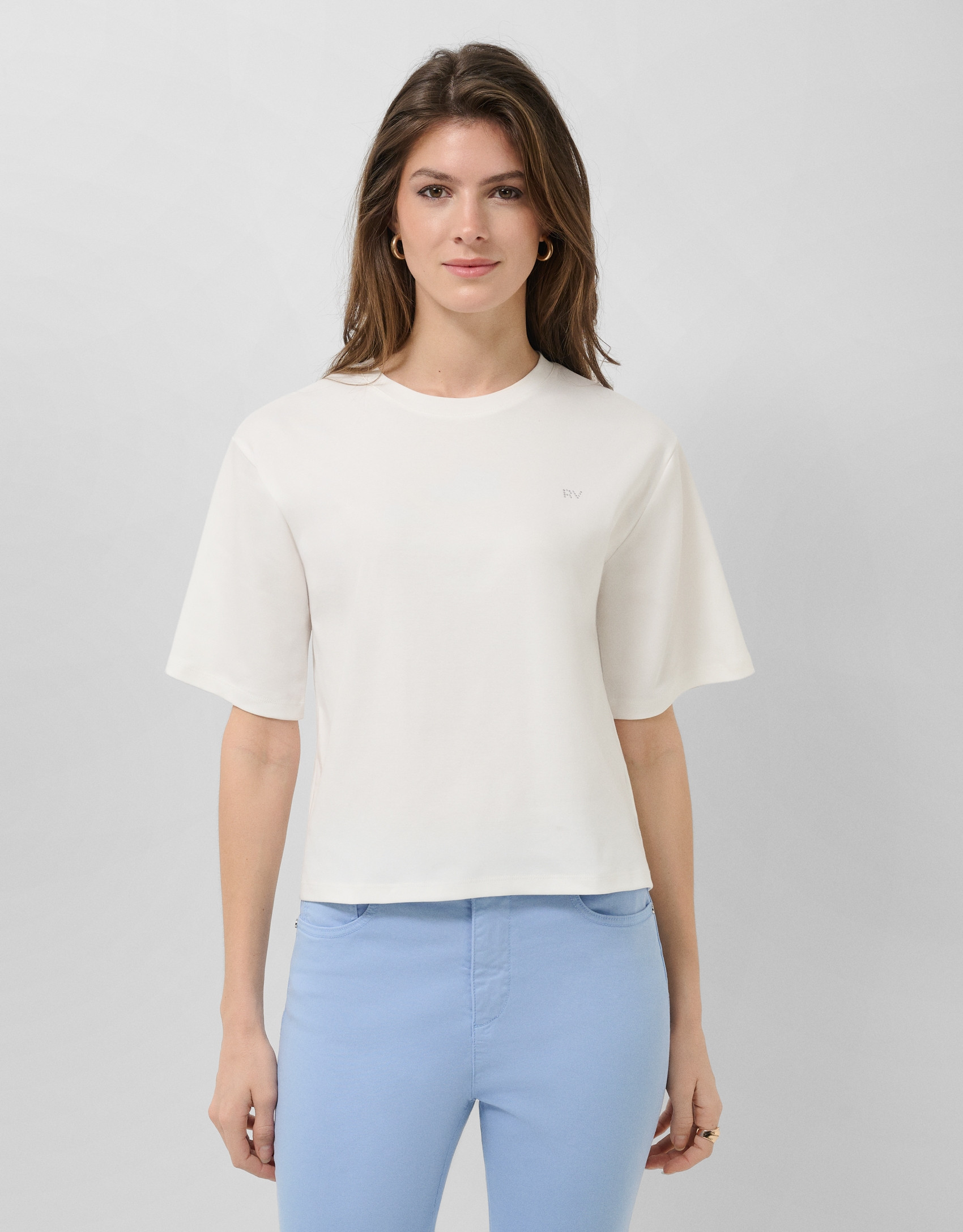 Camiseta oversize blanca con strass RV en pecho | Roberto Verino