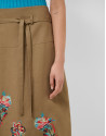 Falda midi en lino cámel con bordado floral | Roberto Verino