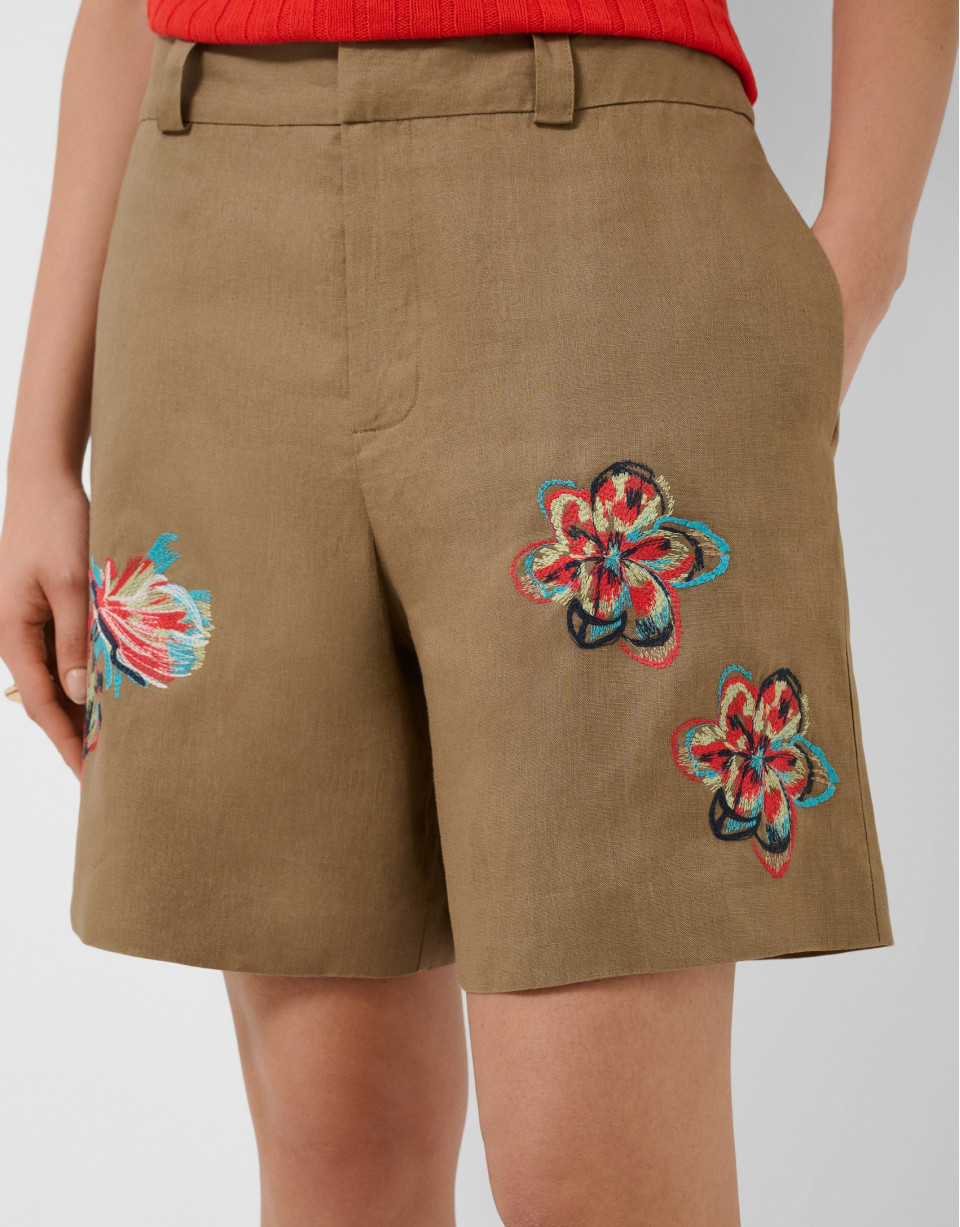 Pantalón bermuda lino cámel con bordado floral | Roberto Verino
