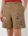 Pantalón bermuda lino cámel con bordado floral | Roberto Verino