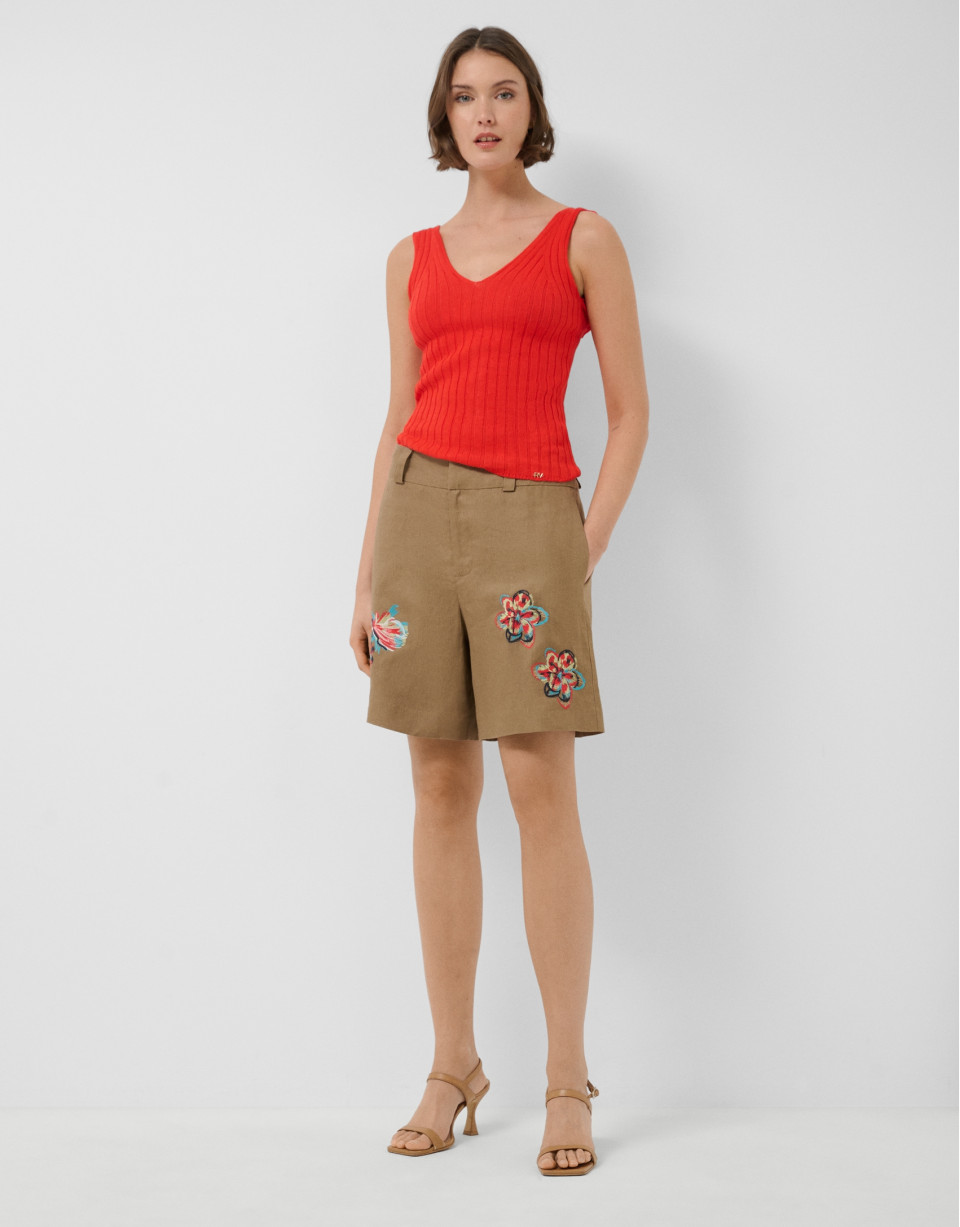 Pantalón bermuda lino cámel con bordado floral | Roberto Verino