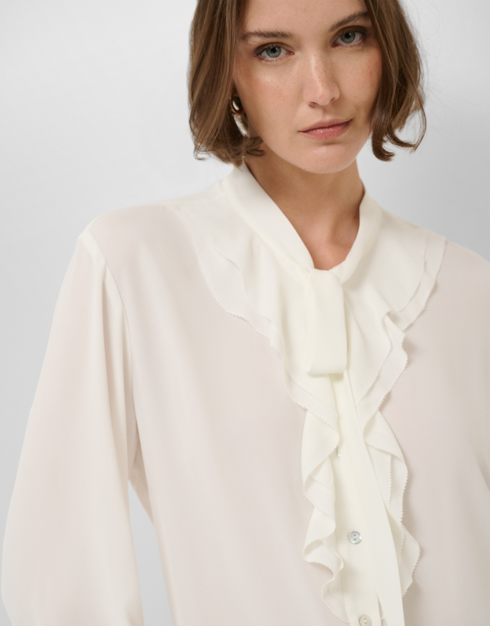 Blusa gasa color crudo con volantes en pechera | Roberto Verino