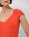 Coral red t-shirt with gathered shoulder | Roberto Verino