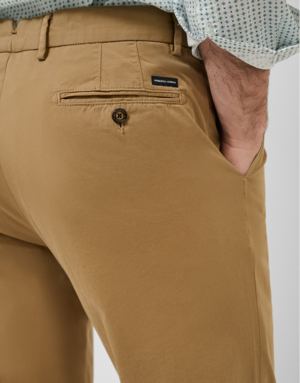Camel-dyed chino trousers - Man - SS2026 | Roberto Verino