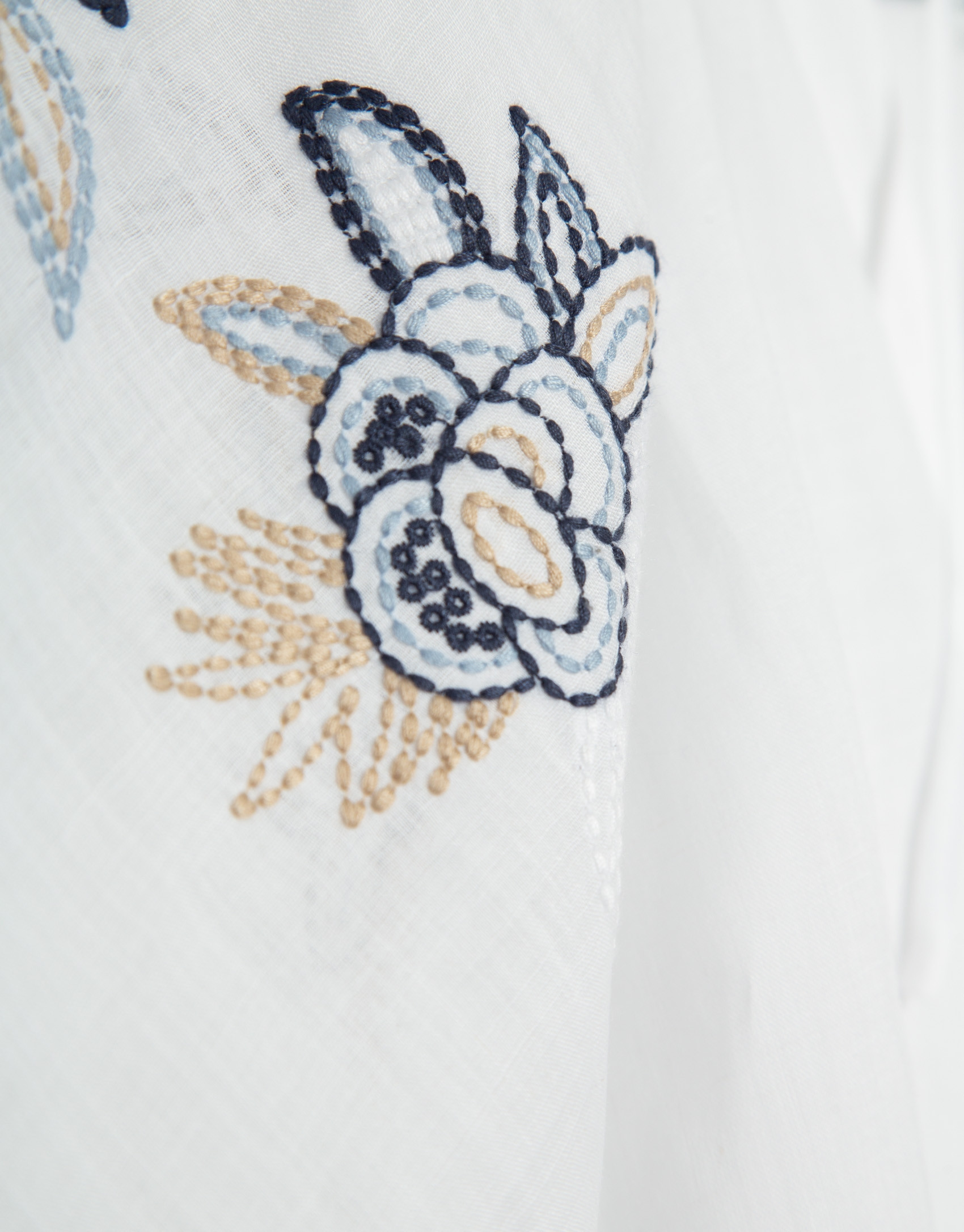 Blusa blanca con bordado floral azul - Mujer | Roberto Verino