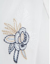 Camisa blanca con bordados azules en hombros | Roberto Verino