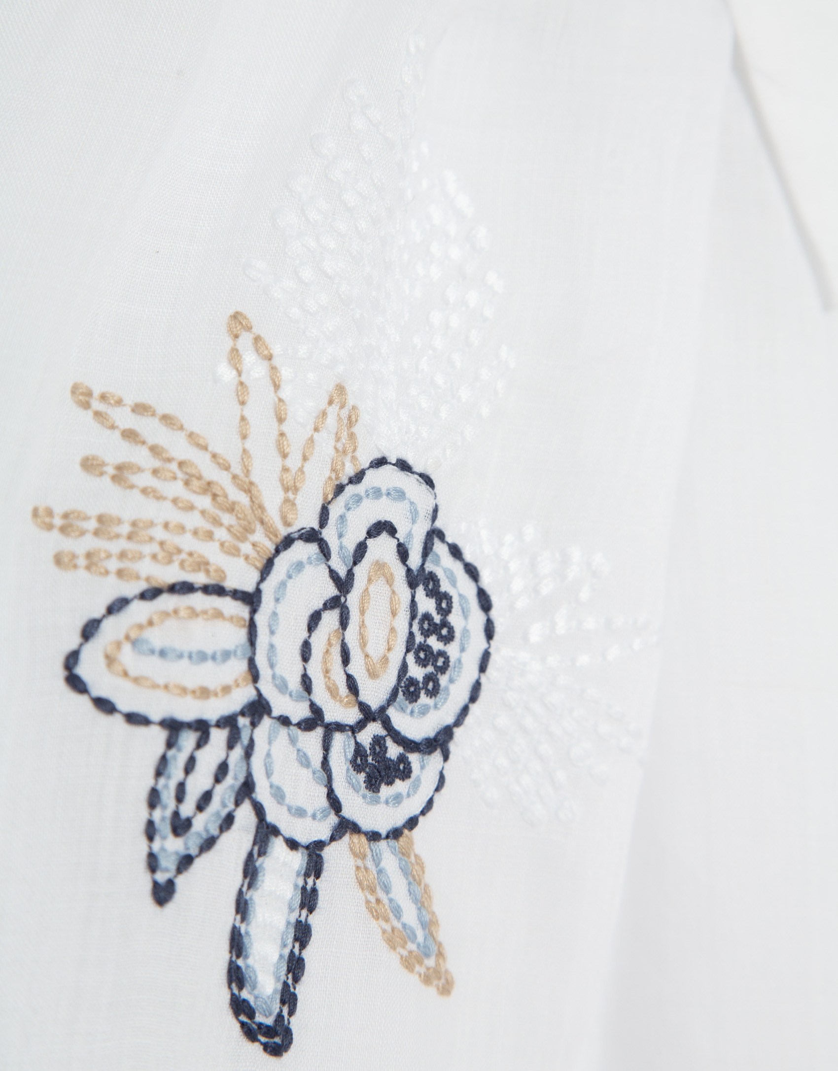 White shirt with blue embroidery on the ... | Roberto Verino