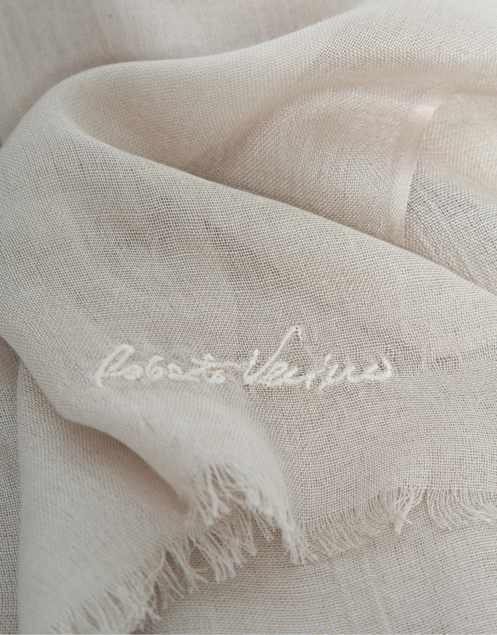 Fular modal beige con firma bordada - Mujer | Roberto Verino