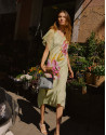 Vestido midi evasé crepé verde con flor | Roberto Verino