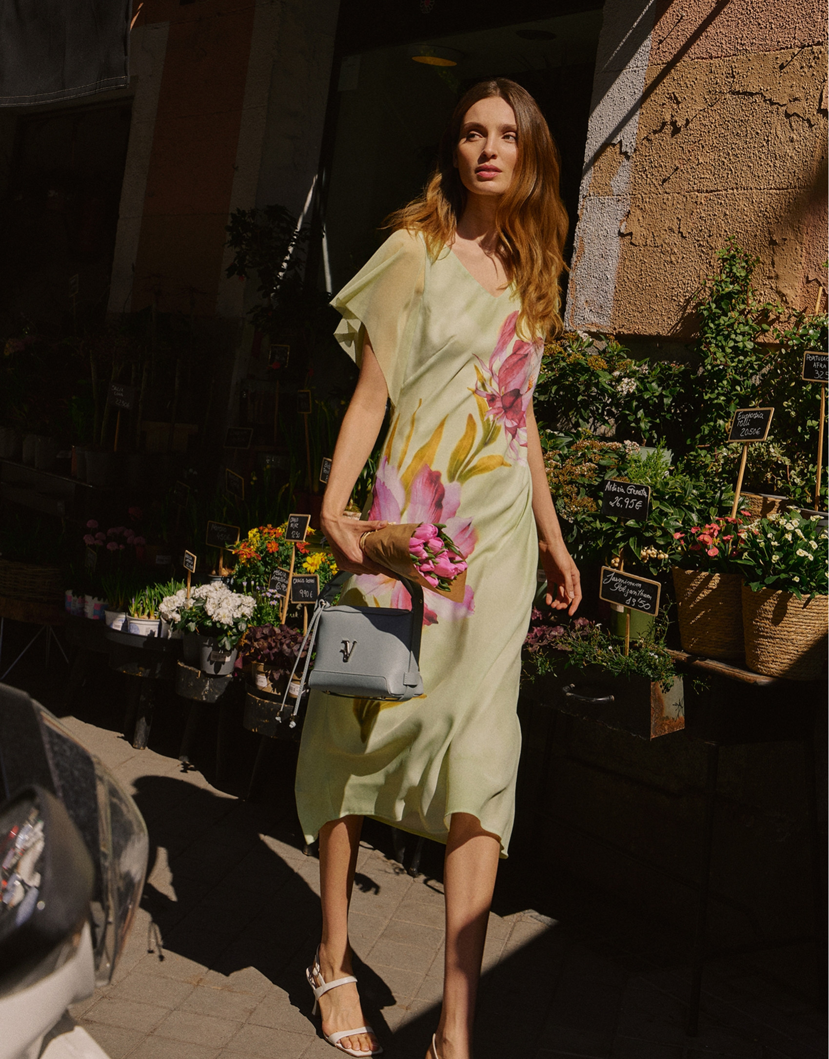 Vestido midi evasé crepé verde con flor | Roberto Verino
