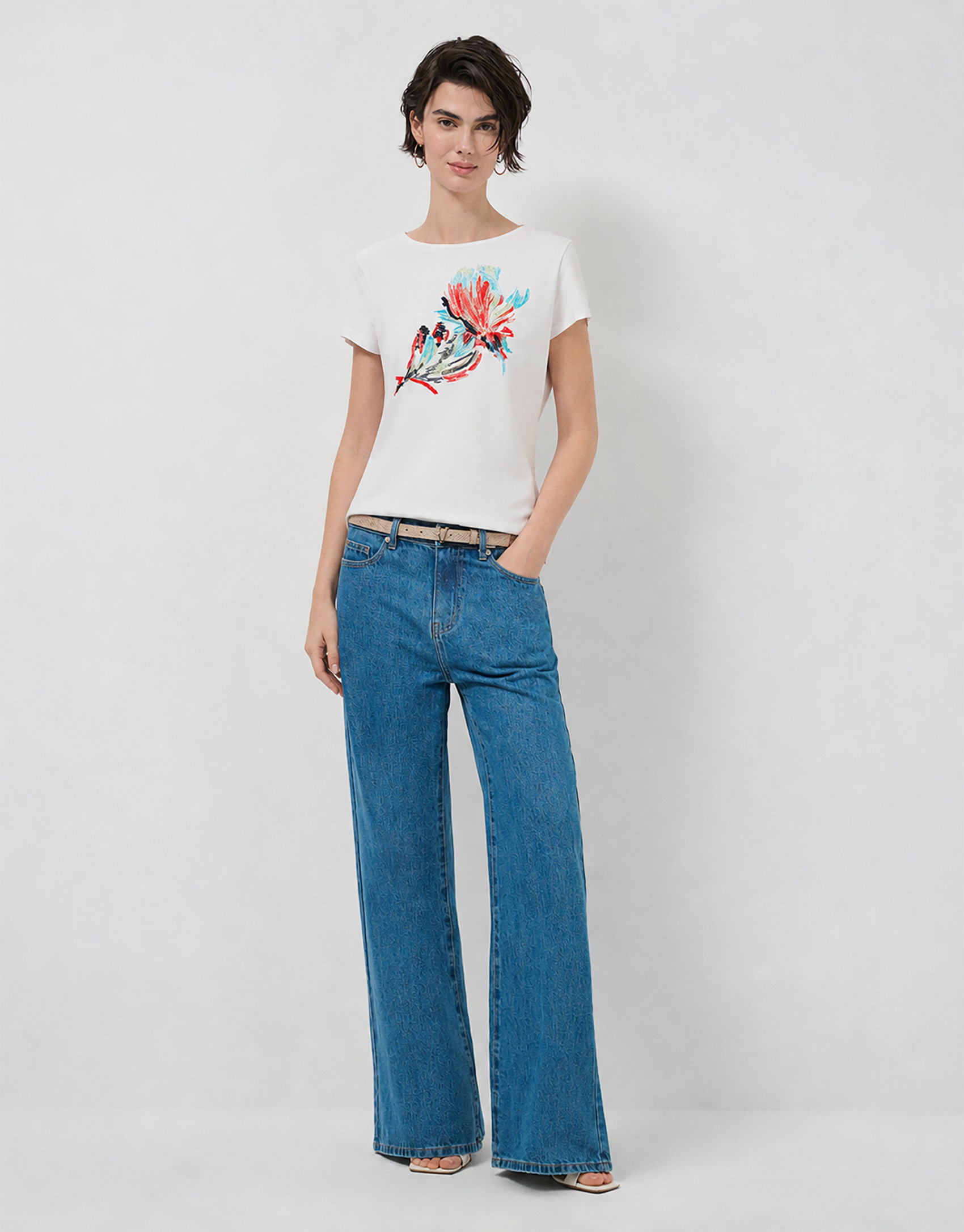 White cotton T-shirt with floral embroidery | Roberto Verino