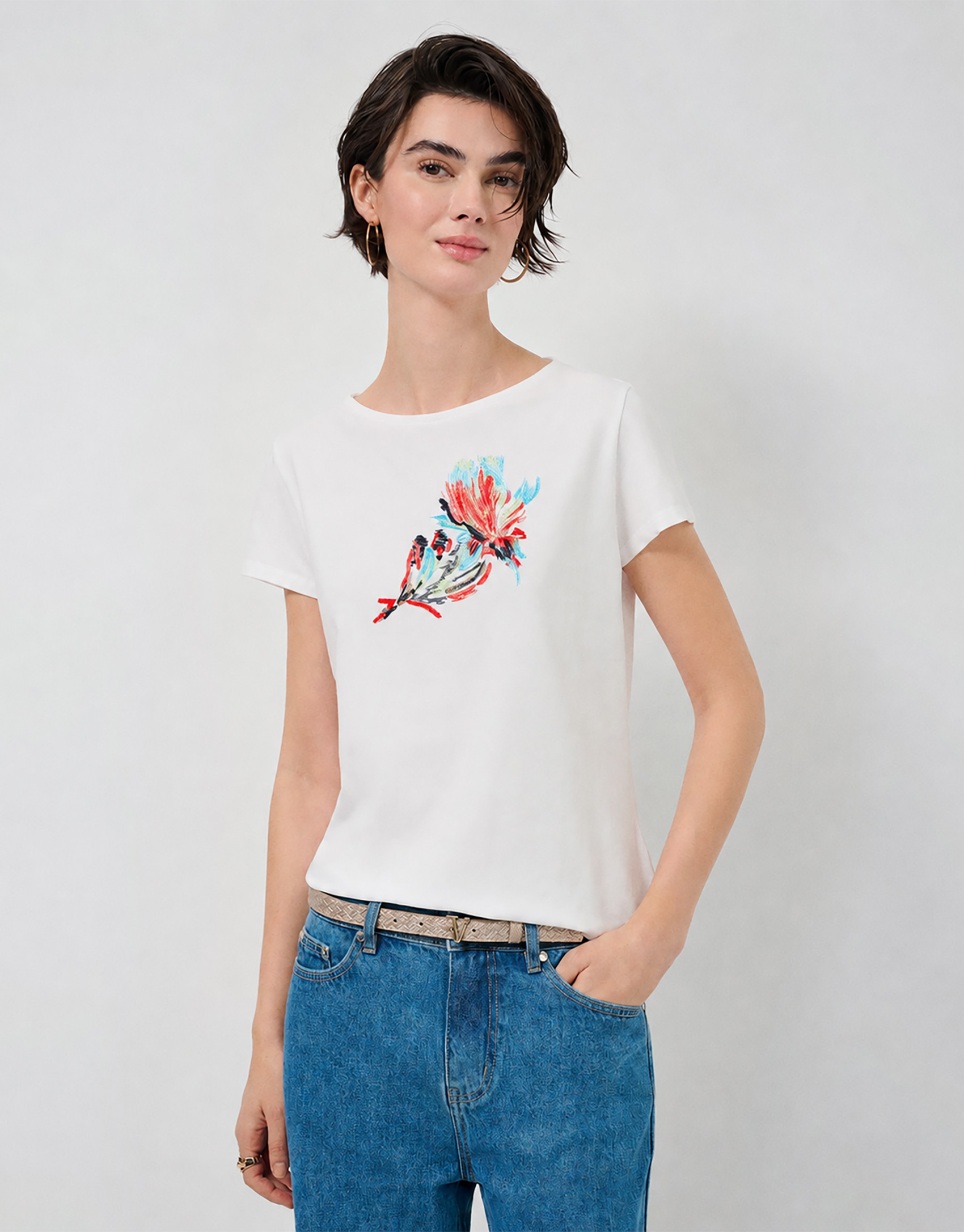 White cotton T-shirt with floral embroidery | Roberto Verino