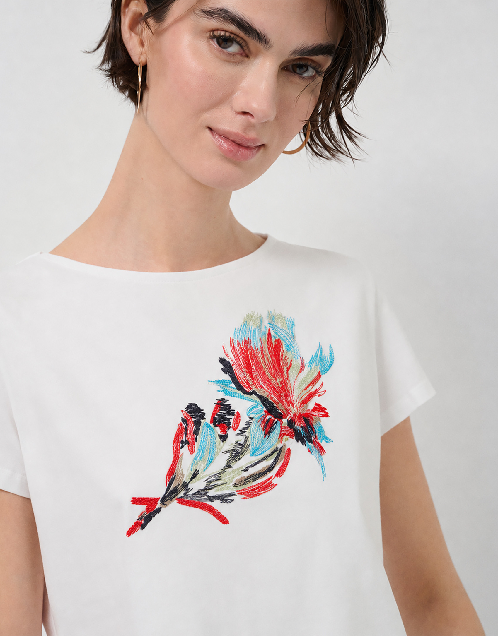 White cotton T-shirt with floral embroidery | Roberto Verino