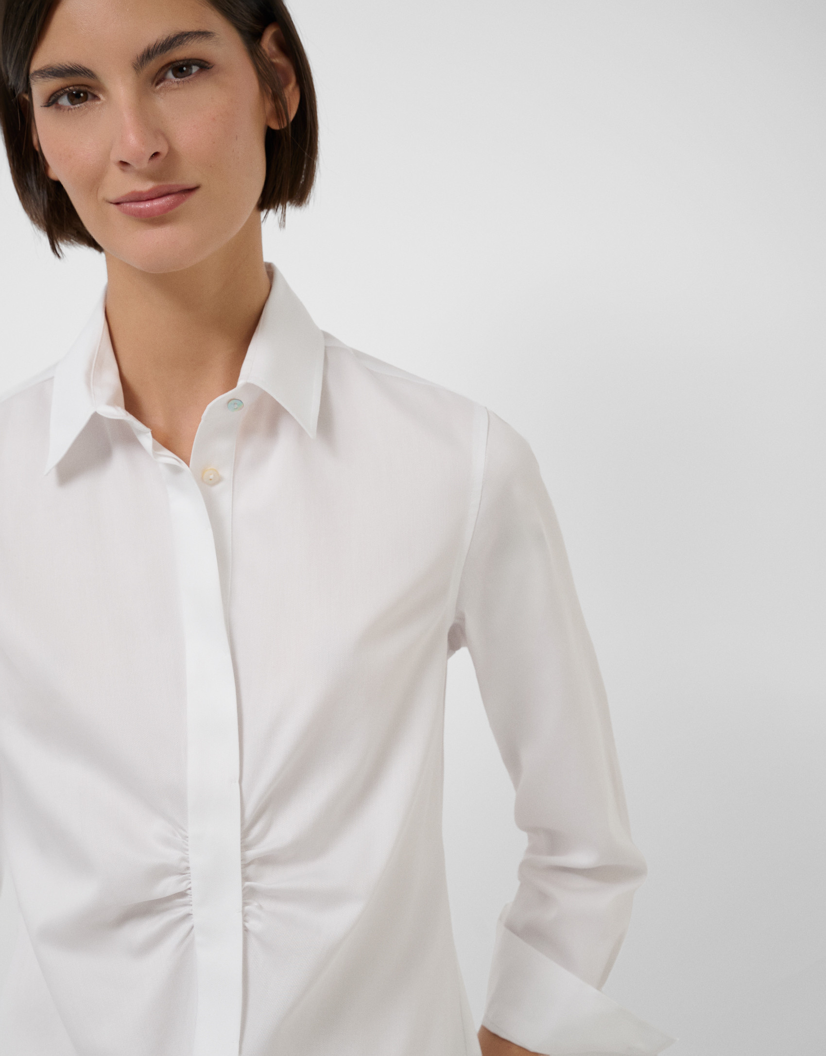 Camisa blanca de algodón con frunce en ... | Roberto Verino